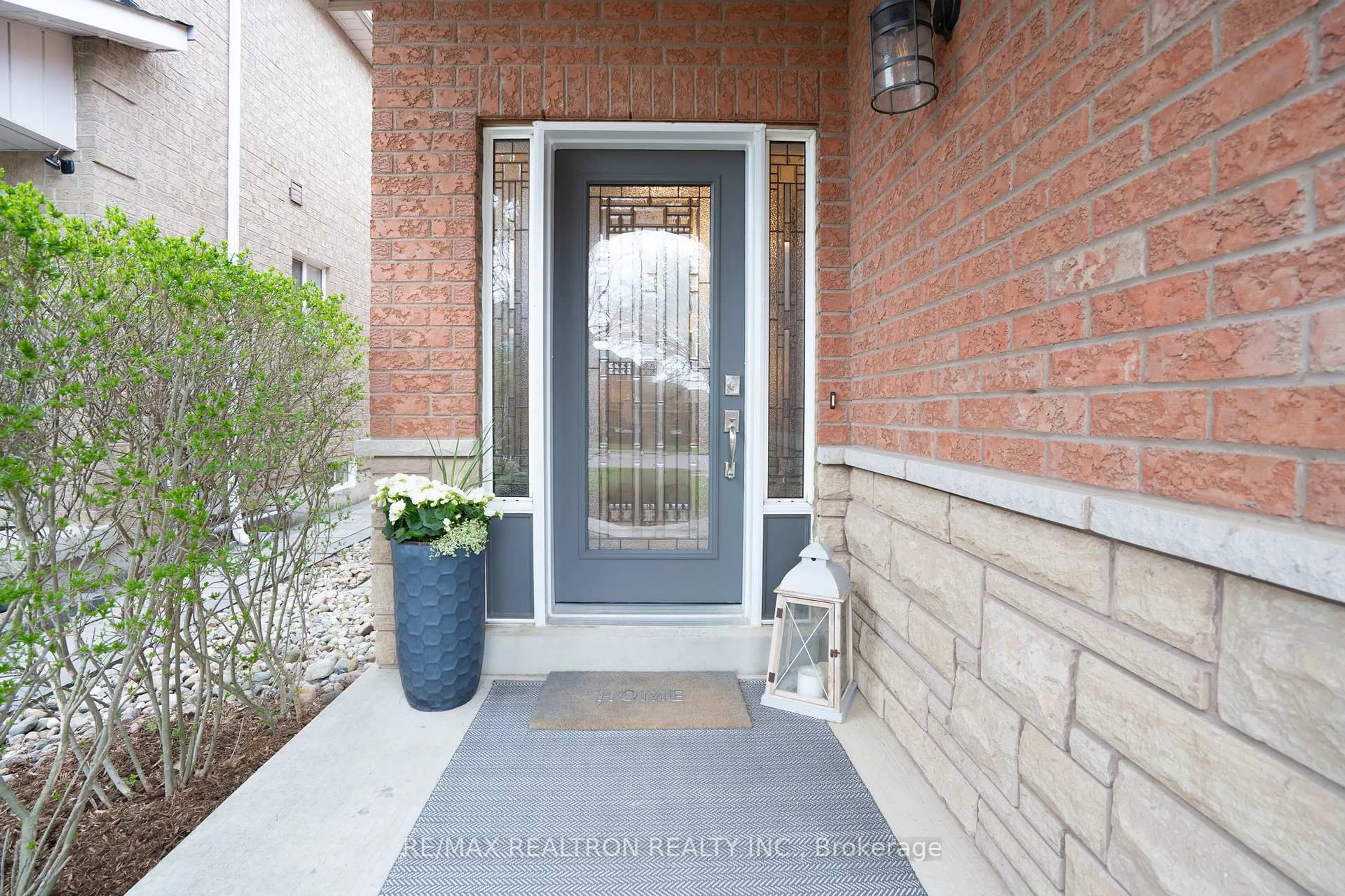 Indoor entryway for 514 Menczel Cres, Newmarket Ontario L3X 2P3
