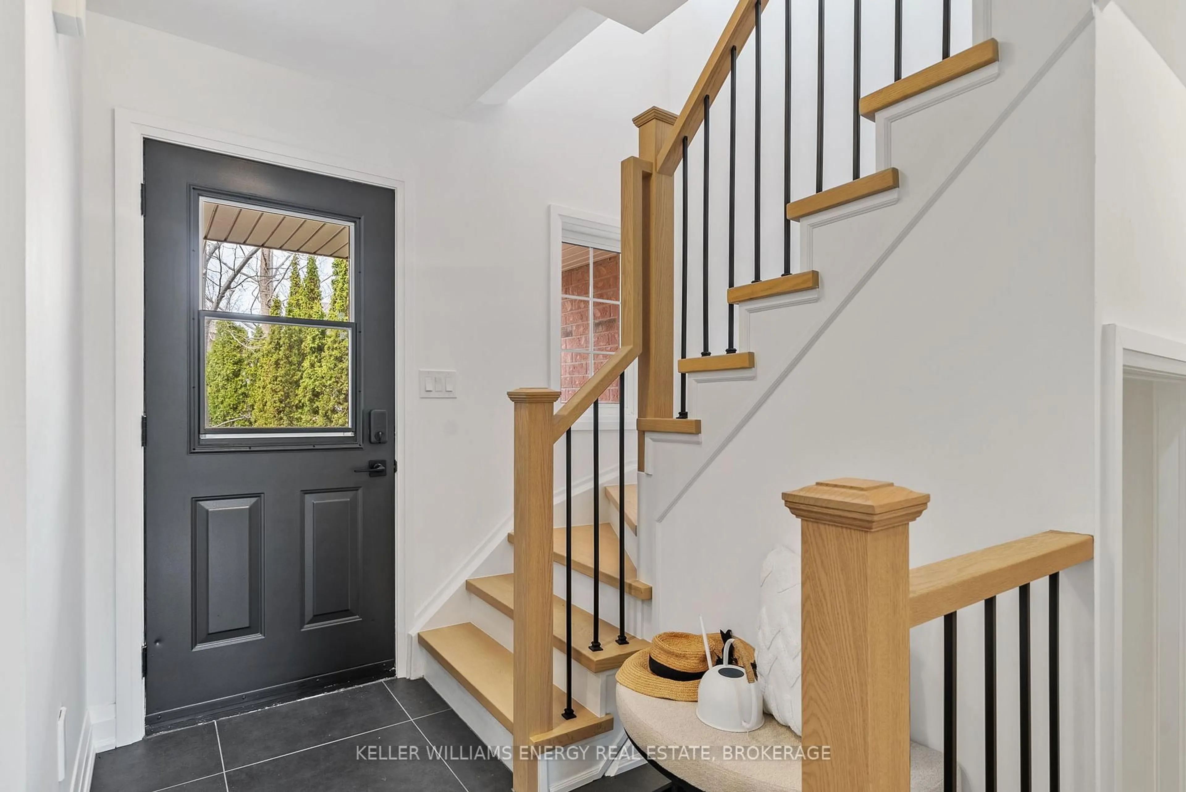 Indoor entryway for 17 Cape Breton Crt, Richmond Hill Ontario L4E 3W4