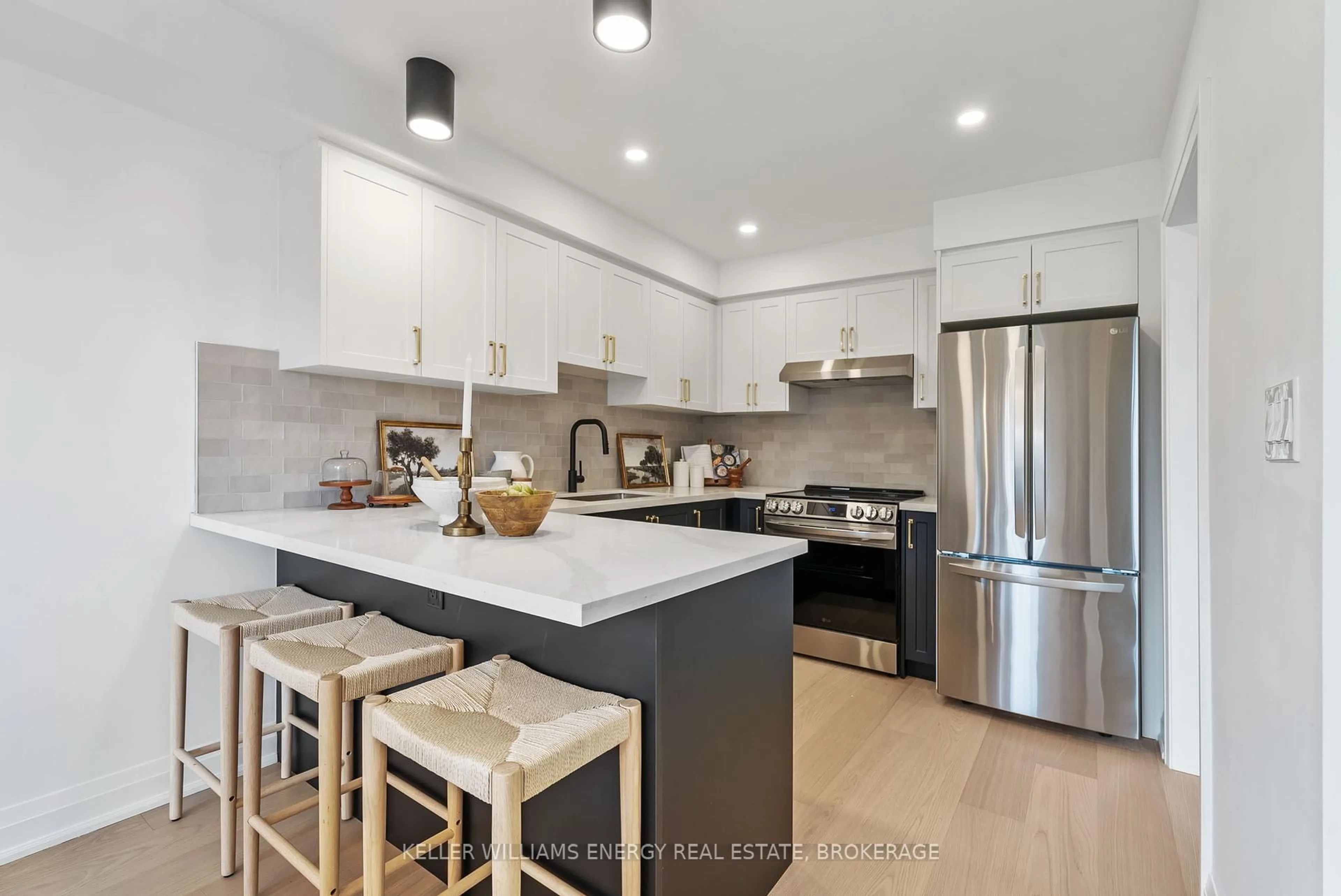Open concept kitchen, unknown for 17 Cape Breton Crt, Richmond Hill Ontario L4E 3W4