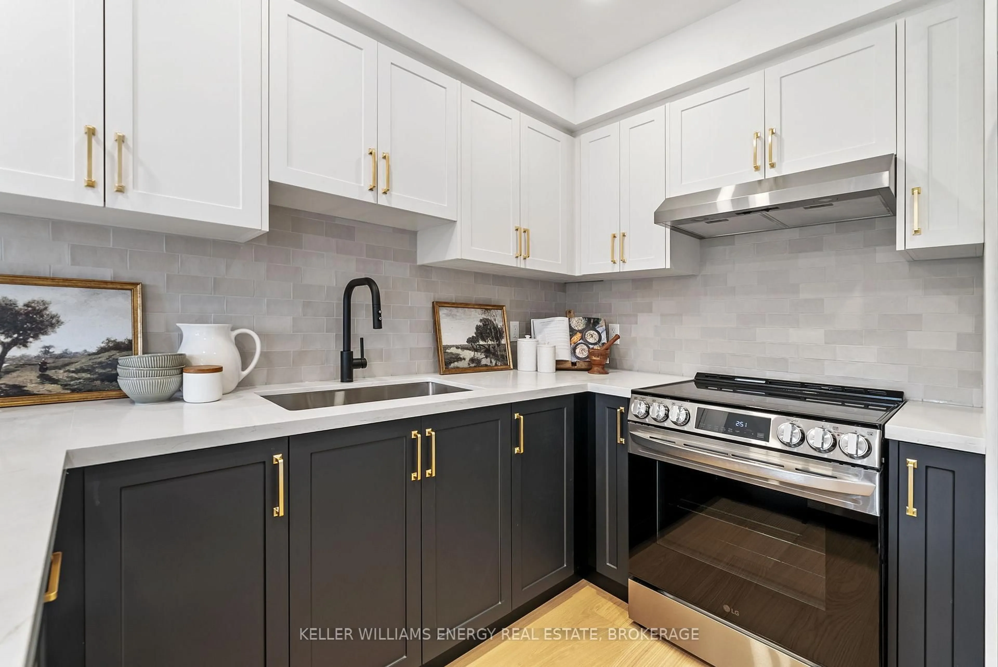 Open concept kitchen, ceramic/tile floor for 17 Cape Breton Crt, Richmond Hill Ontario L4E 3W4