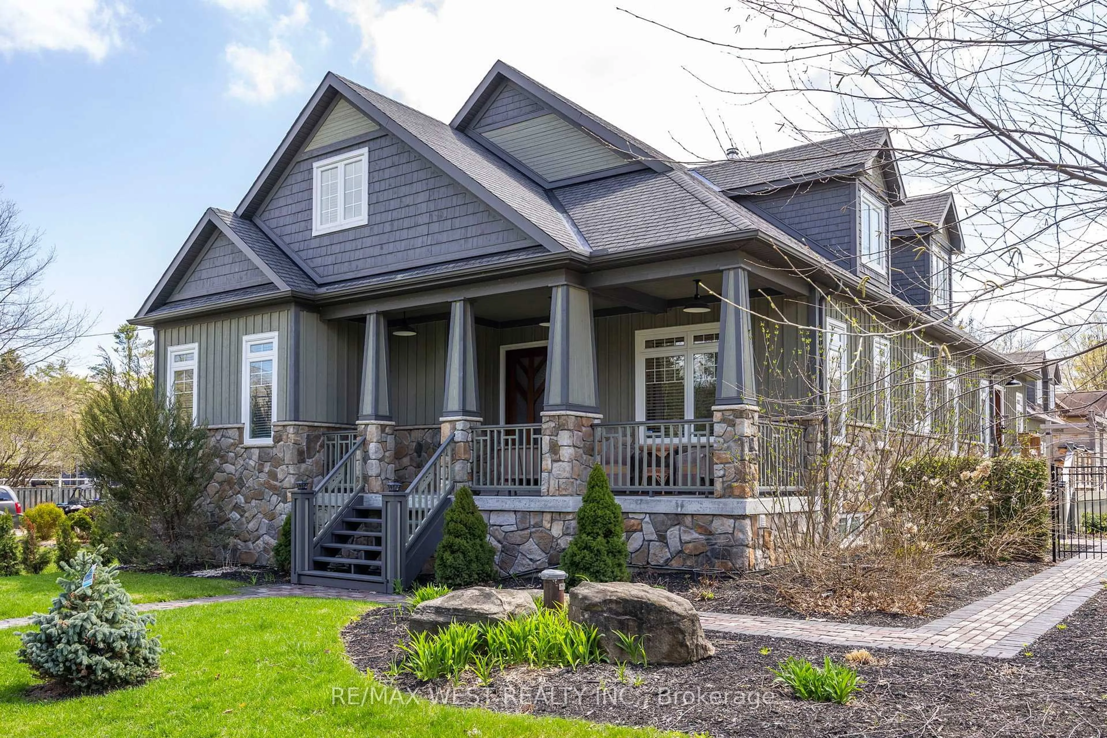 Home with vinyl exterior material, street for 3967 GUEST Rd, Innisfil Ontario L9S 2T2