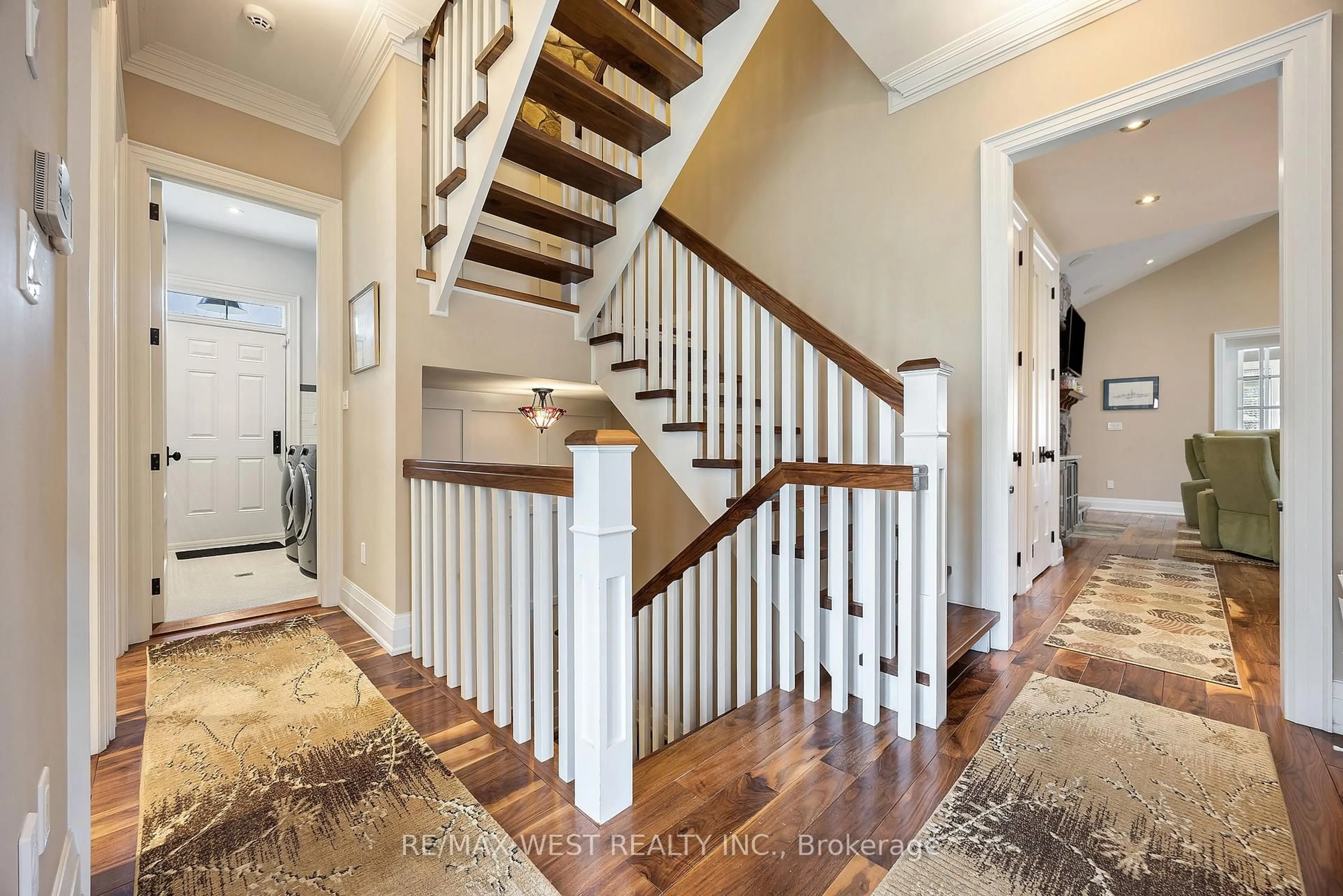 Indoor entryway for 3967 GUEST Rd, Innisfil Ontario L9S 2T2