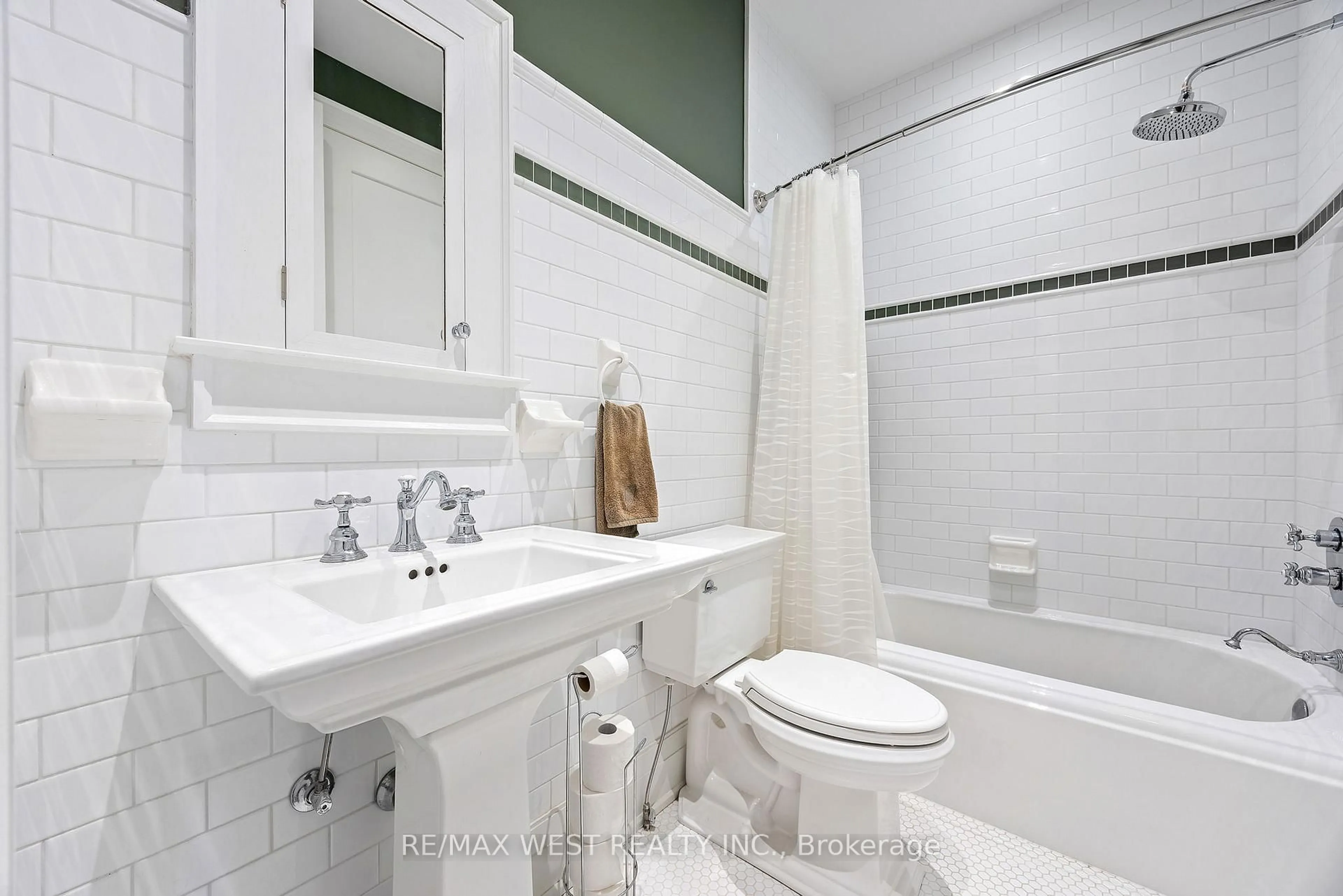Standard bathroom, ceramic/tile floor for 3967 GUEST Rd, Innisfil Ontario L9S 2T2