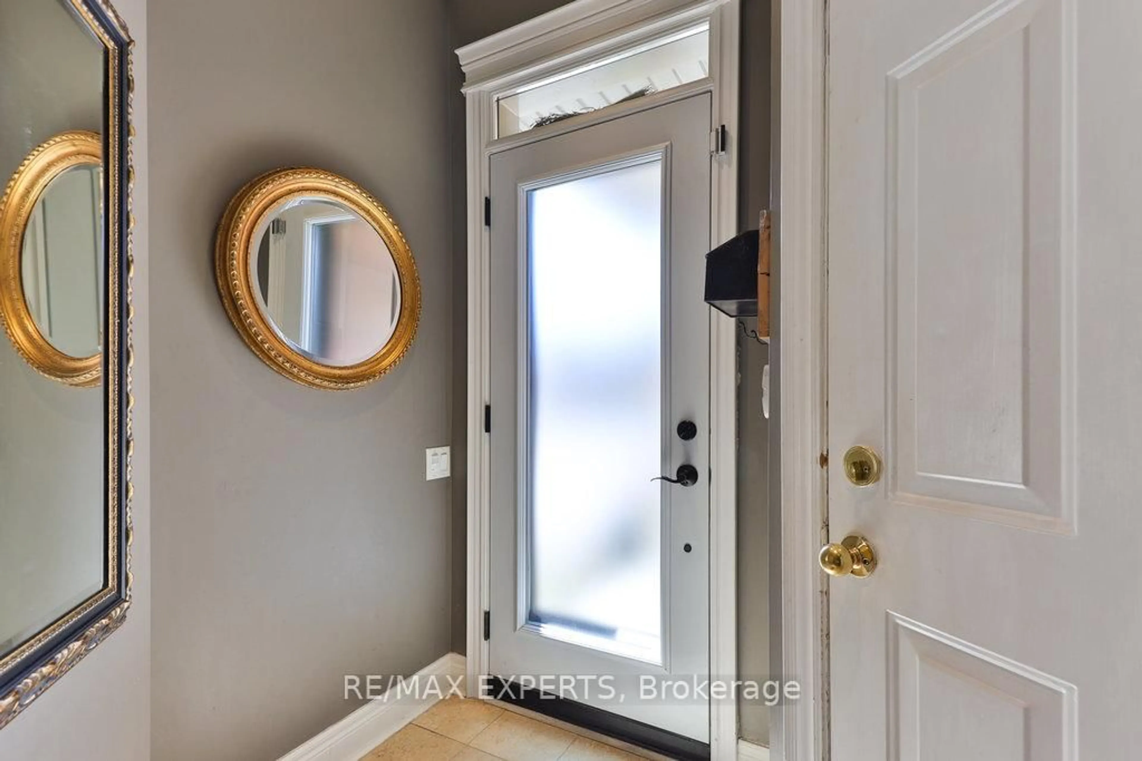 Indoor entryway for 119 Westbury Crt, Richmond Hill Ontario L4L 2S3