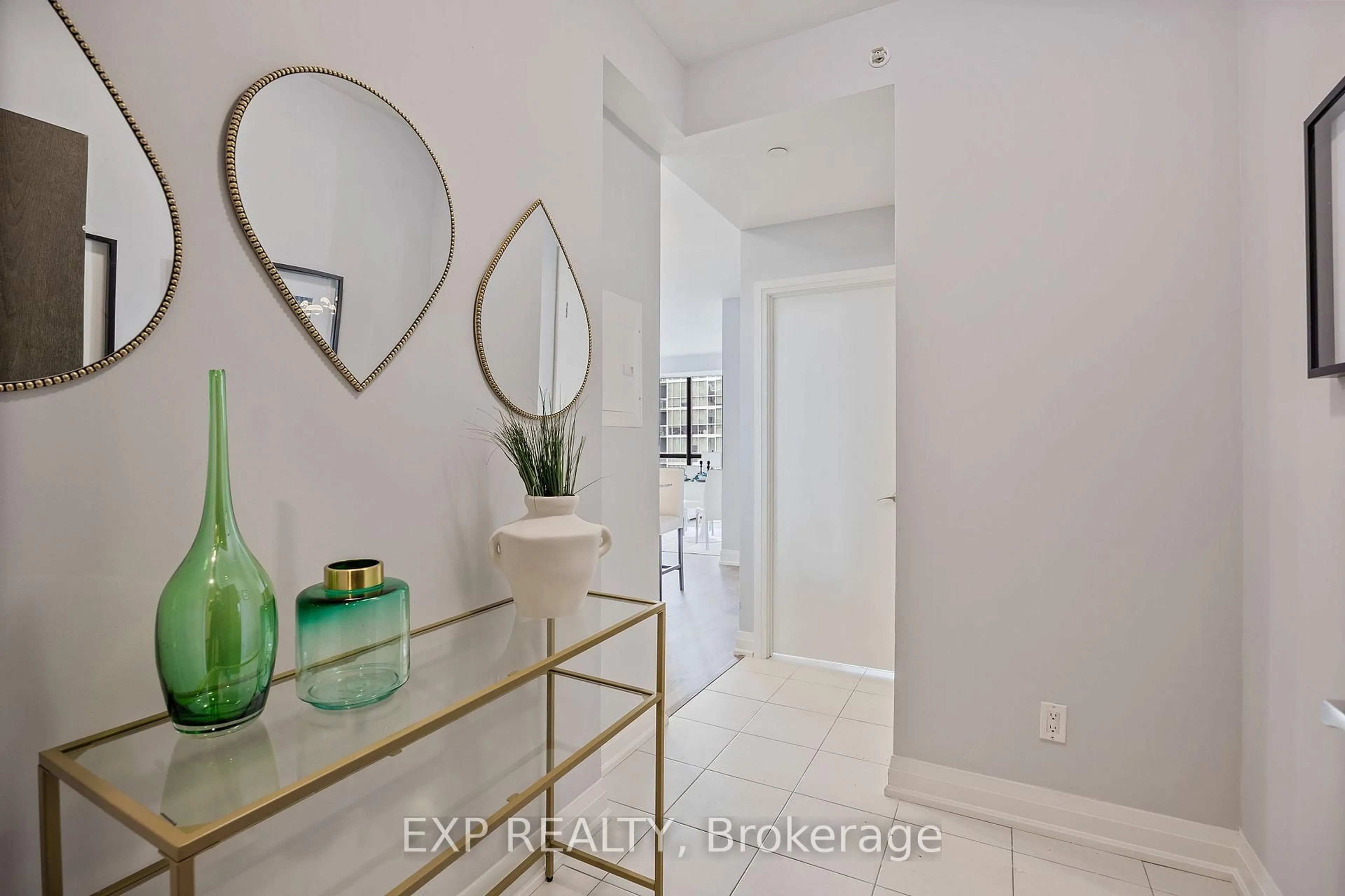 Indoor entryway for 2910 Highway 7 Rd #1908, Vaughan Ontario L4K 0H8