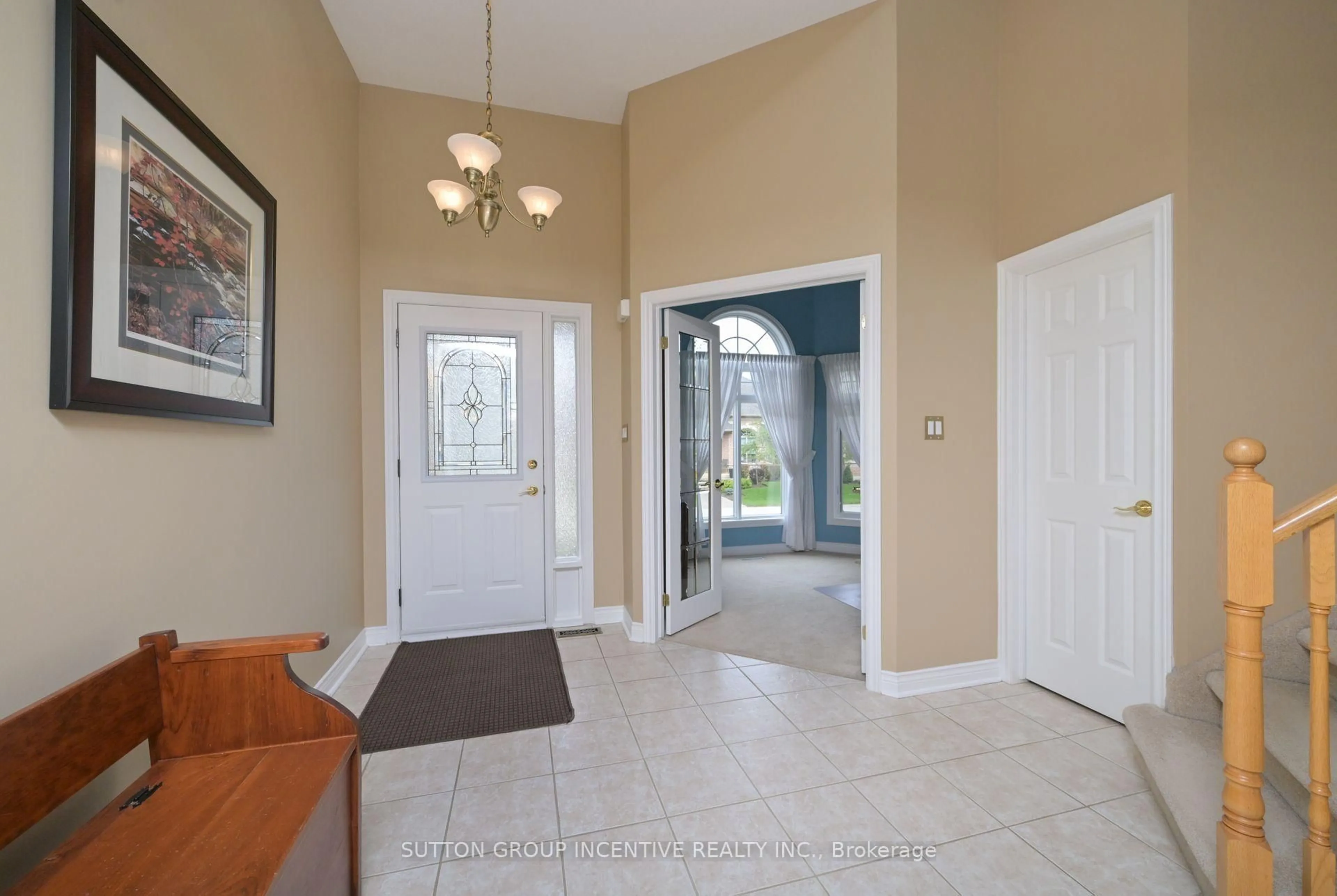 Indoor foyer for 23 Briar Gate Way, New Tecumseth Ontario L9R 2A7
