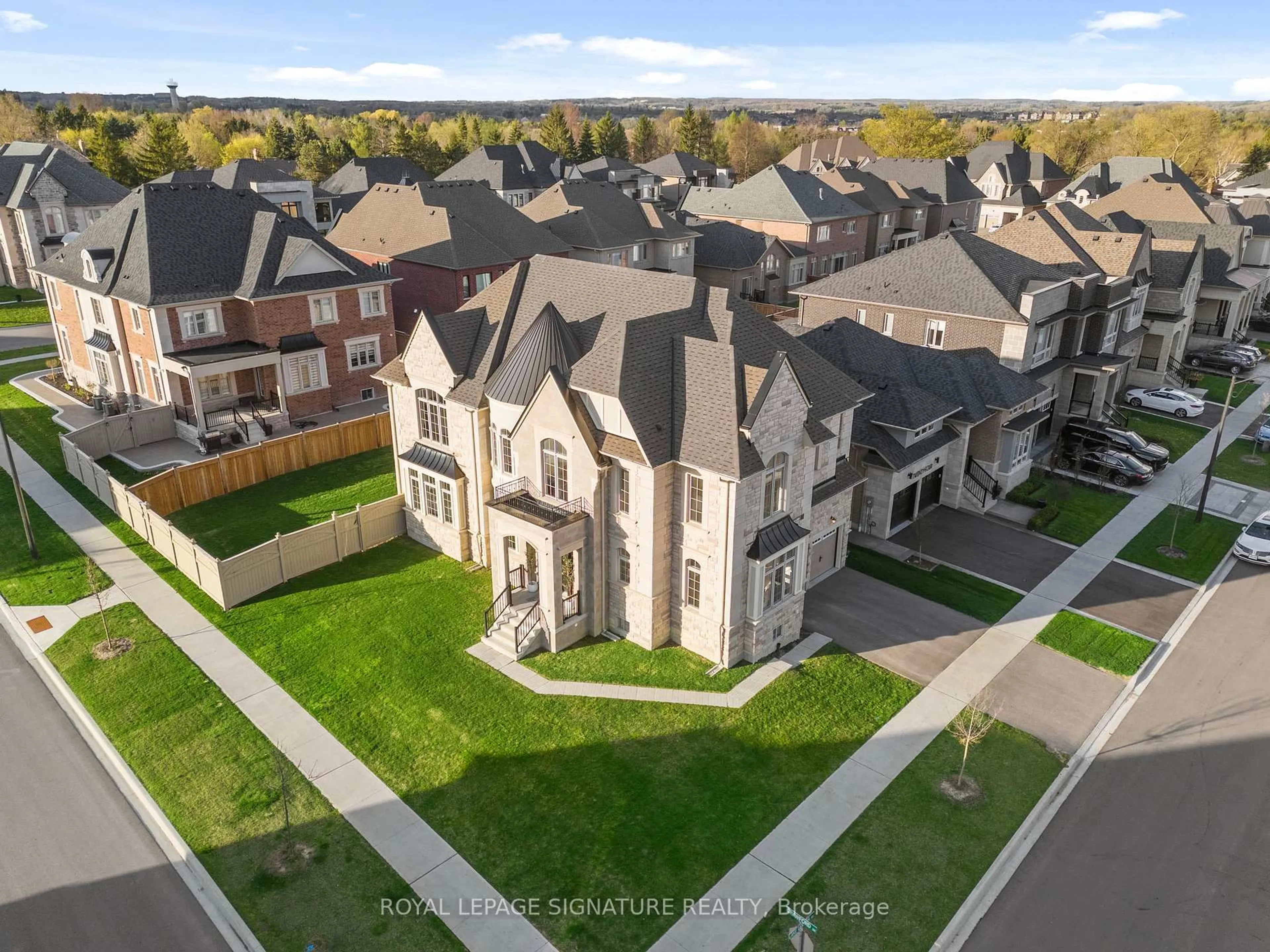 A pic from outside/outdoor area/front of a property/back of a property/a pic from drone, street for 28 Lake Lenora Ave, King Ontario L7B 0P7