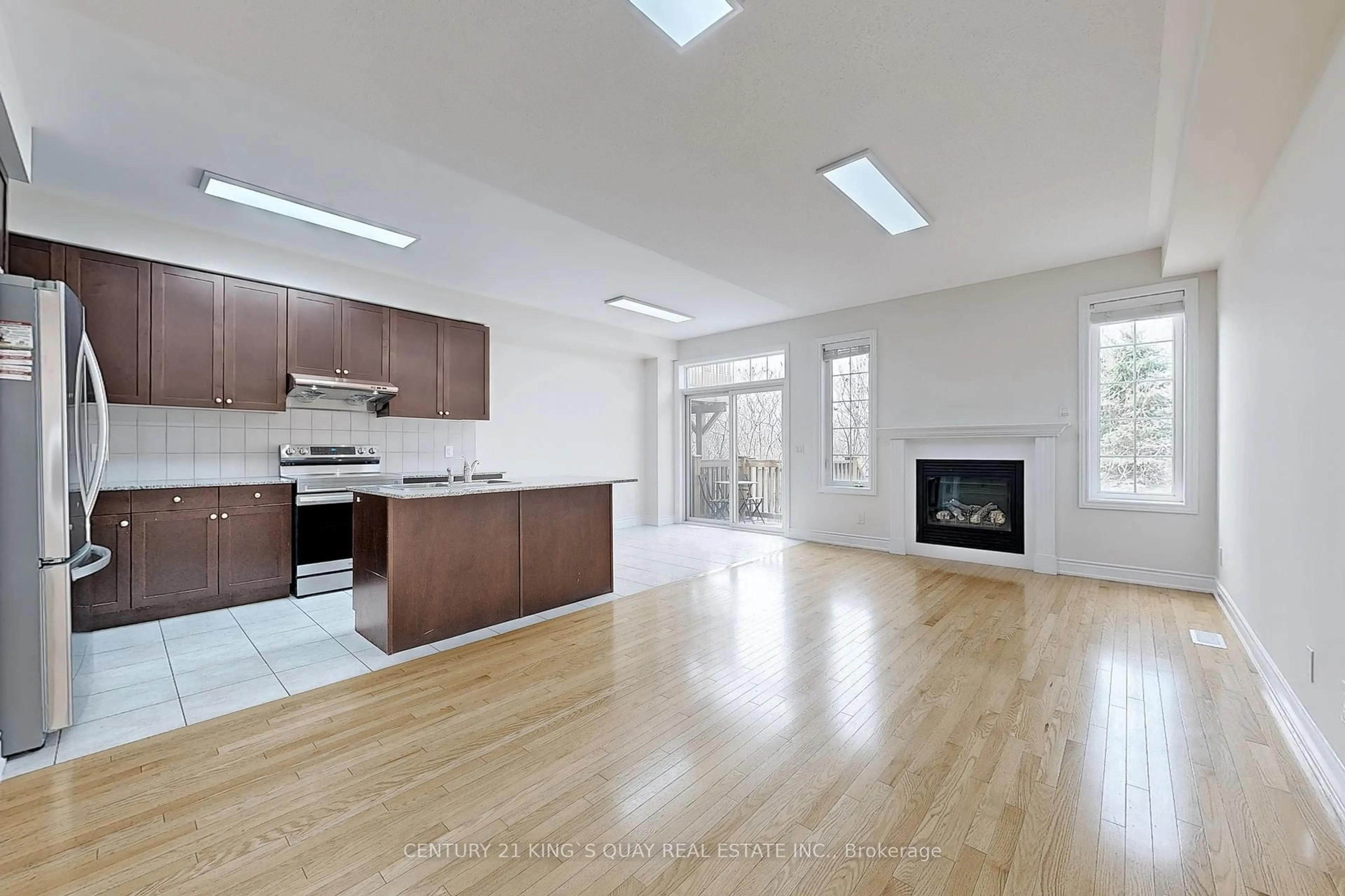 Open concept kitchen, wood/laminate floor for 126 Lacewood Dr, Richmond Hill Ontario L4S 0E5