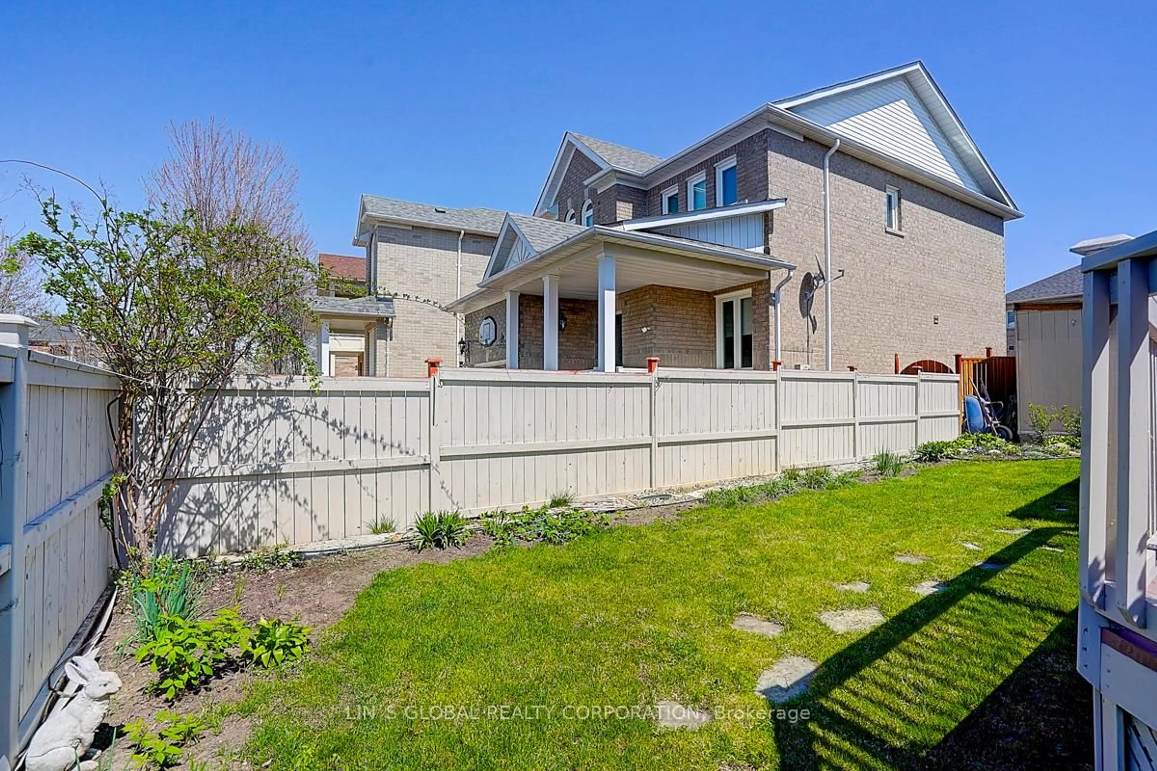 A pic from outside/outdoor area/front of a property/back of a property/a pic from drone, street for 133 Saffron St, Markham Ontario L6E 1M3