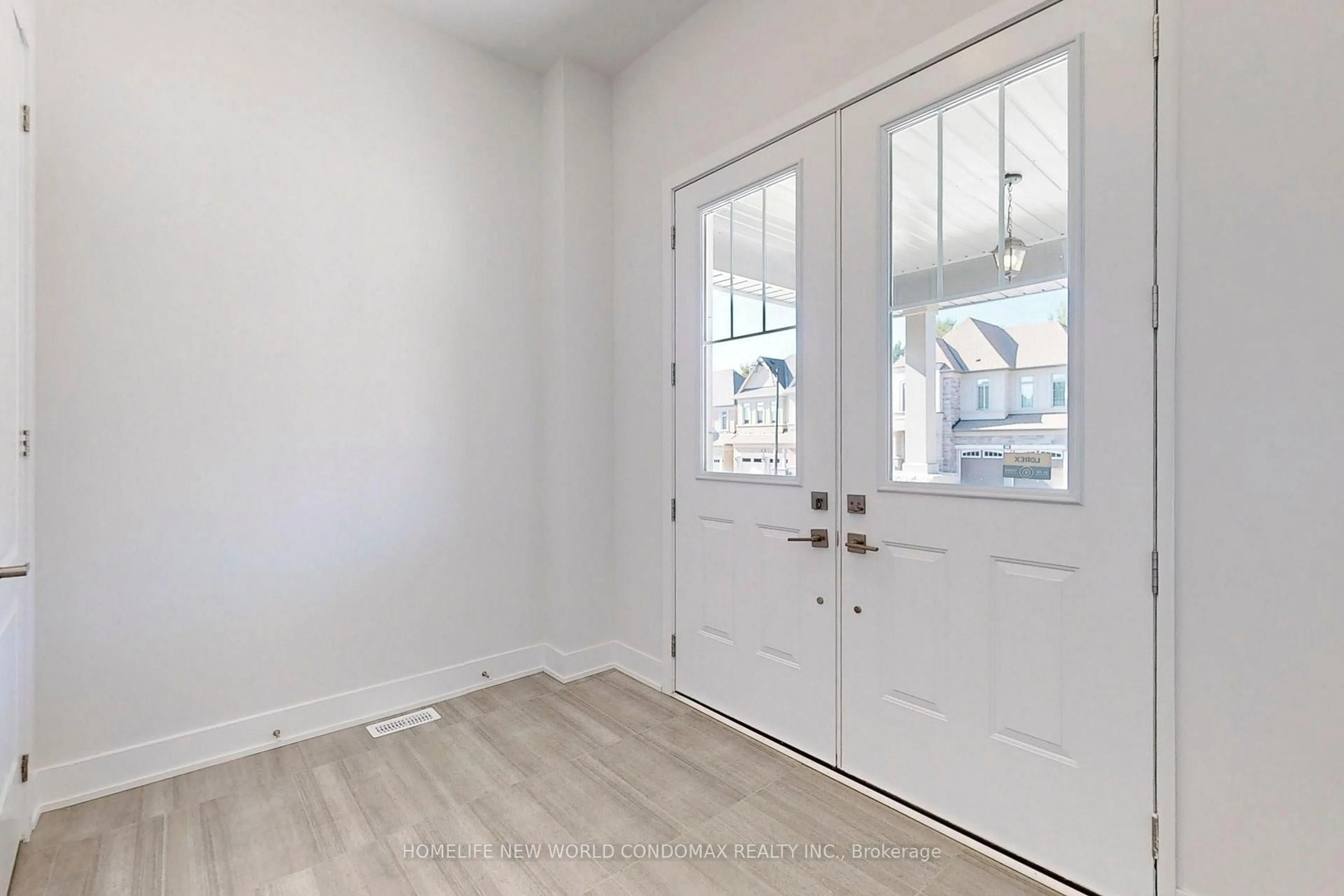 Indoor entryway for 231 Sikura Circ, Aurora Ontario L4G 3Y8