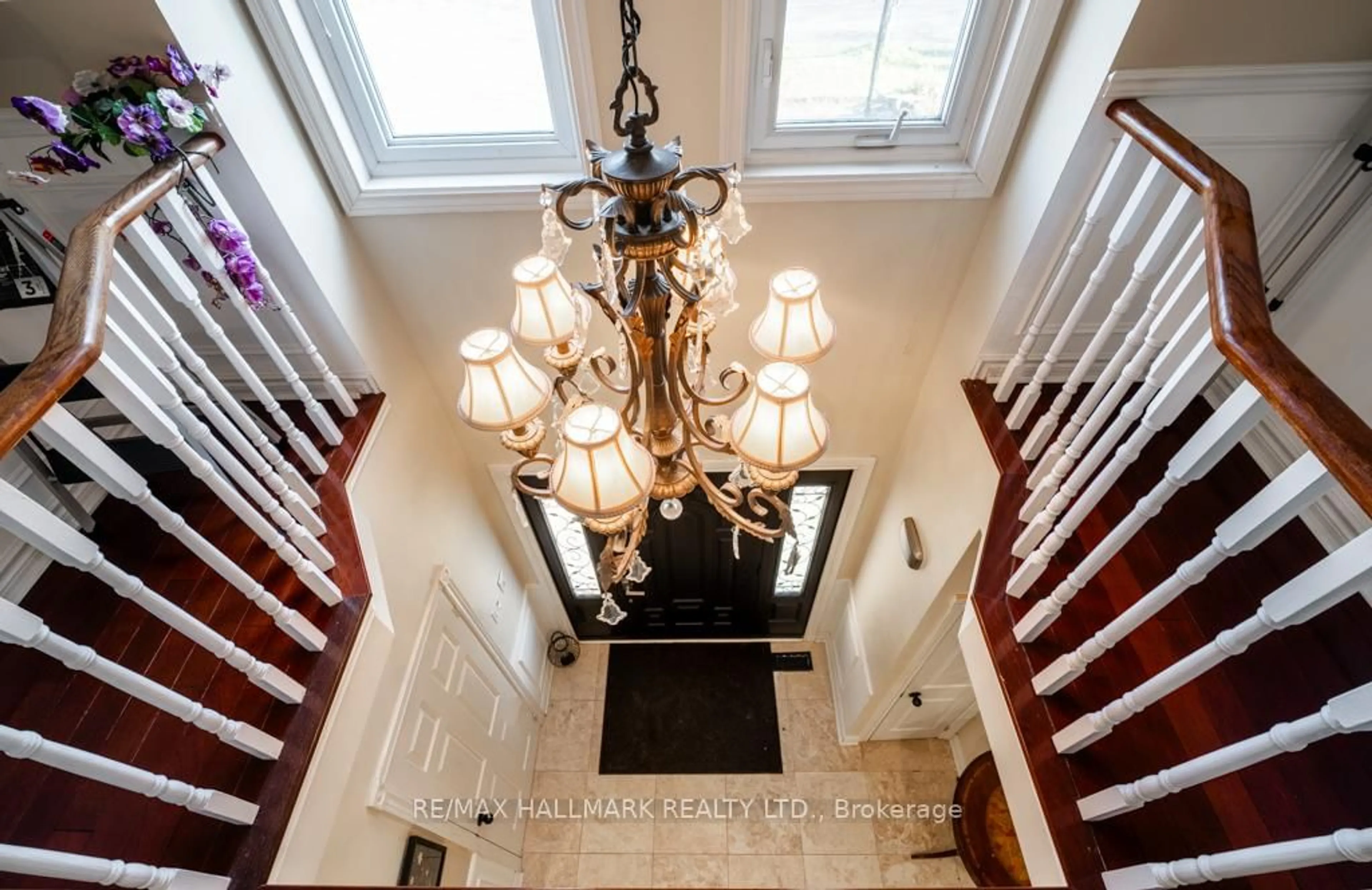 Indoor foyer for 59 Oatlands Cres, Richmond Hill Ontario L4C 9P2