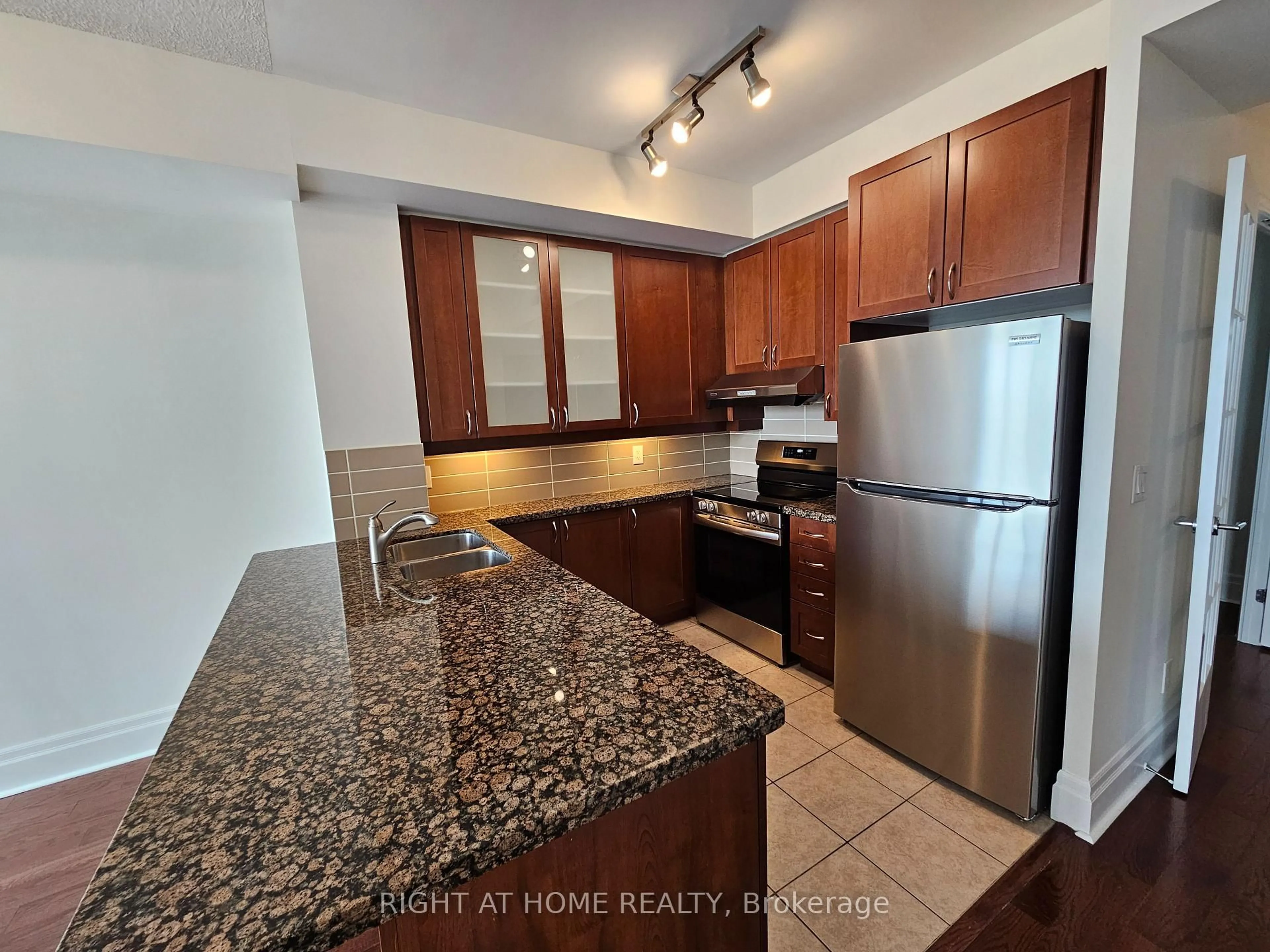 Standard kitchen, unknown for 39 Upper Duke Cres #306, Markham Ontario L6G 0B8