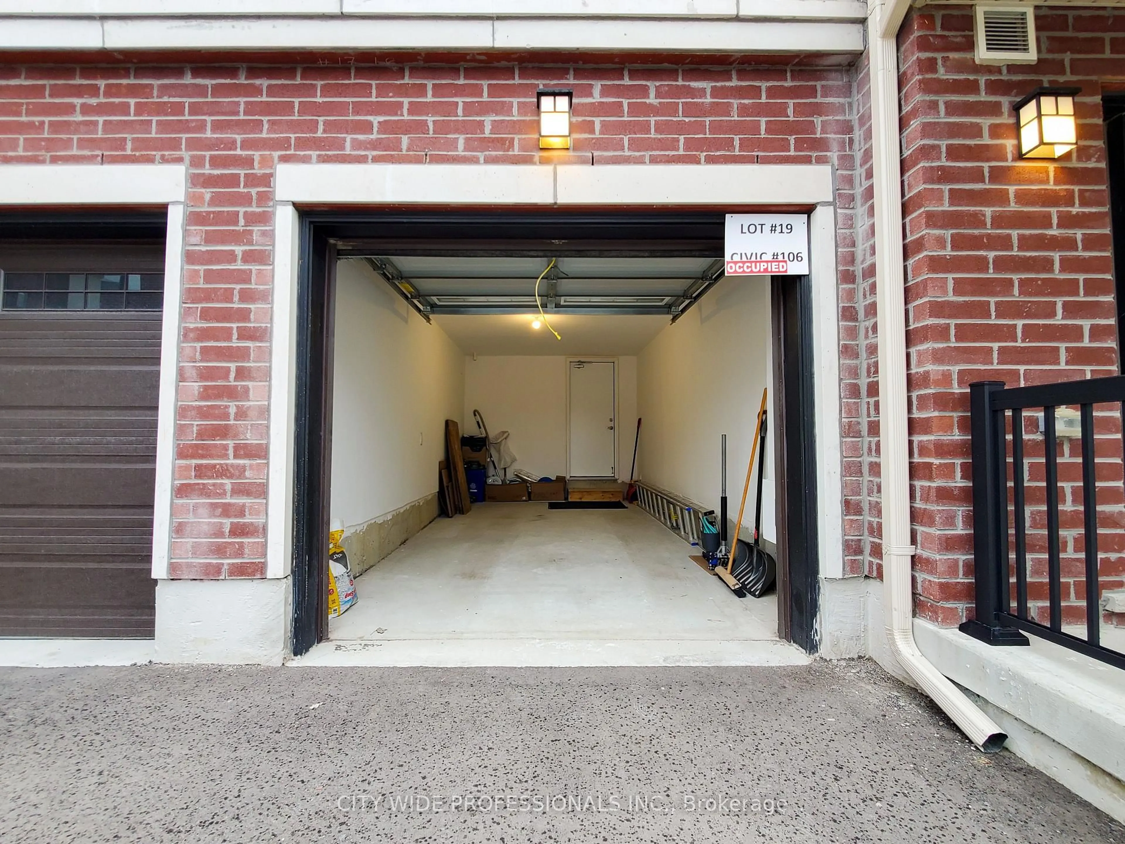 Indoor garage for 106 Covington Cres, Whitchurch-Stouffville Ontario L4A 4W8