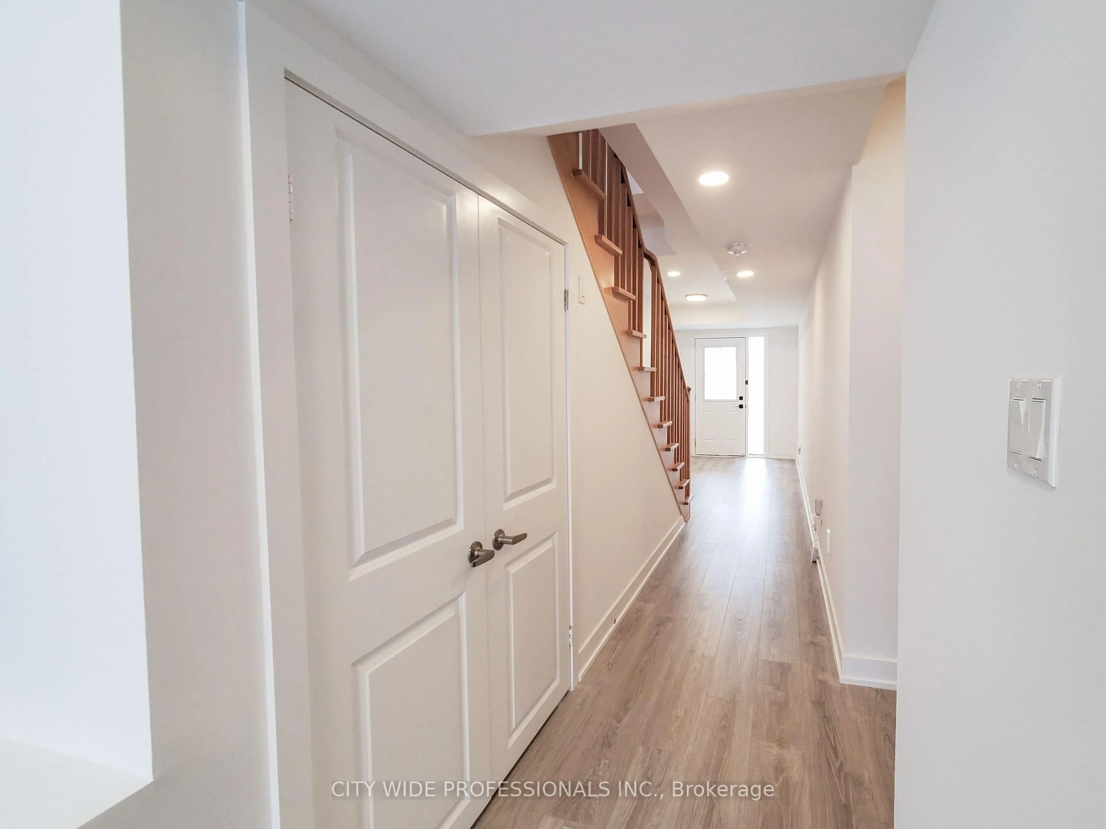 Indoor entryway for 106 Covington Cres, Whitchurch-Stouffville Ontario L4A 4W8