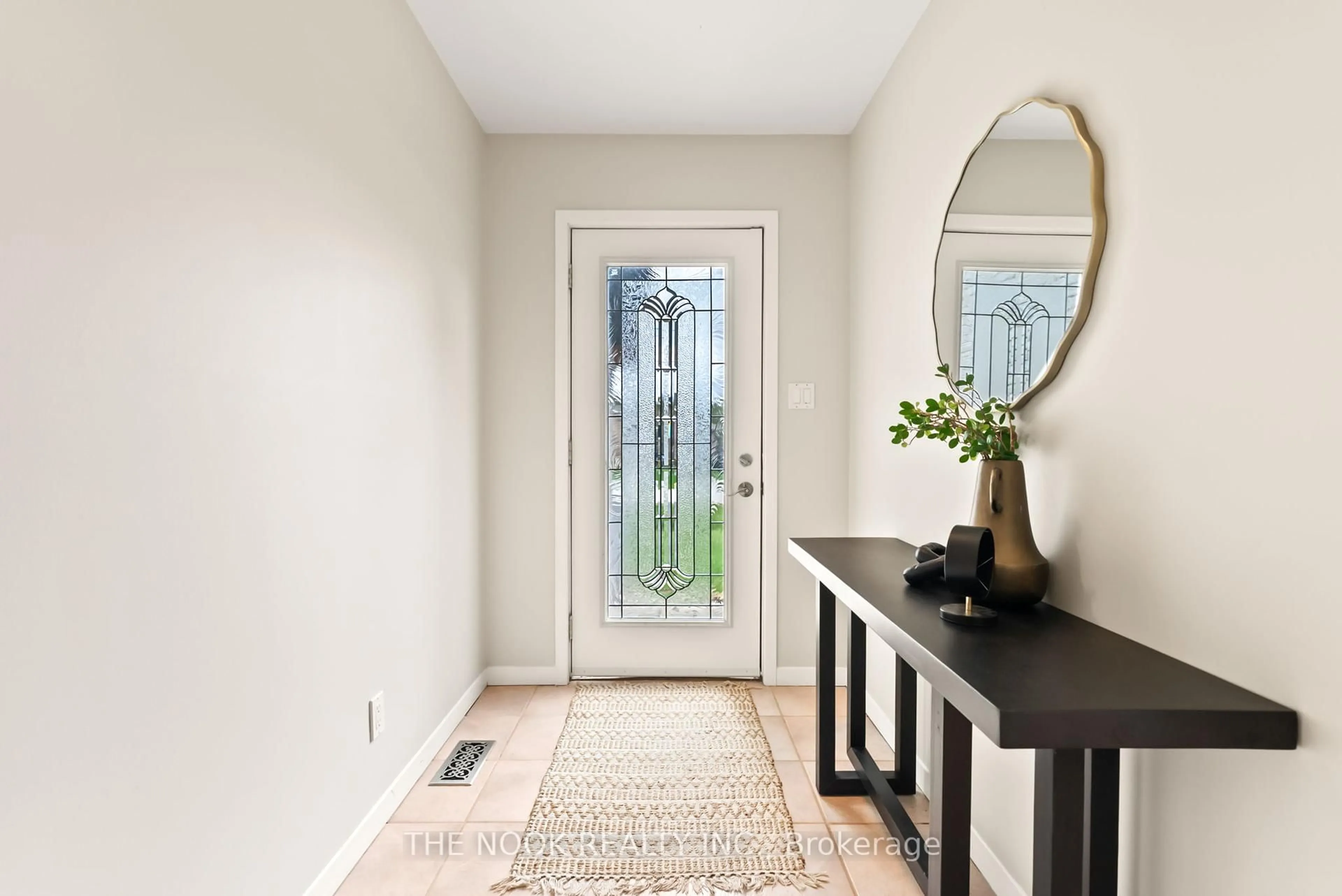 Indoor entryway for 32 Halmar Park Rd, Georgina Ontario L0E 1N0