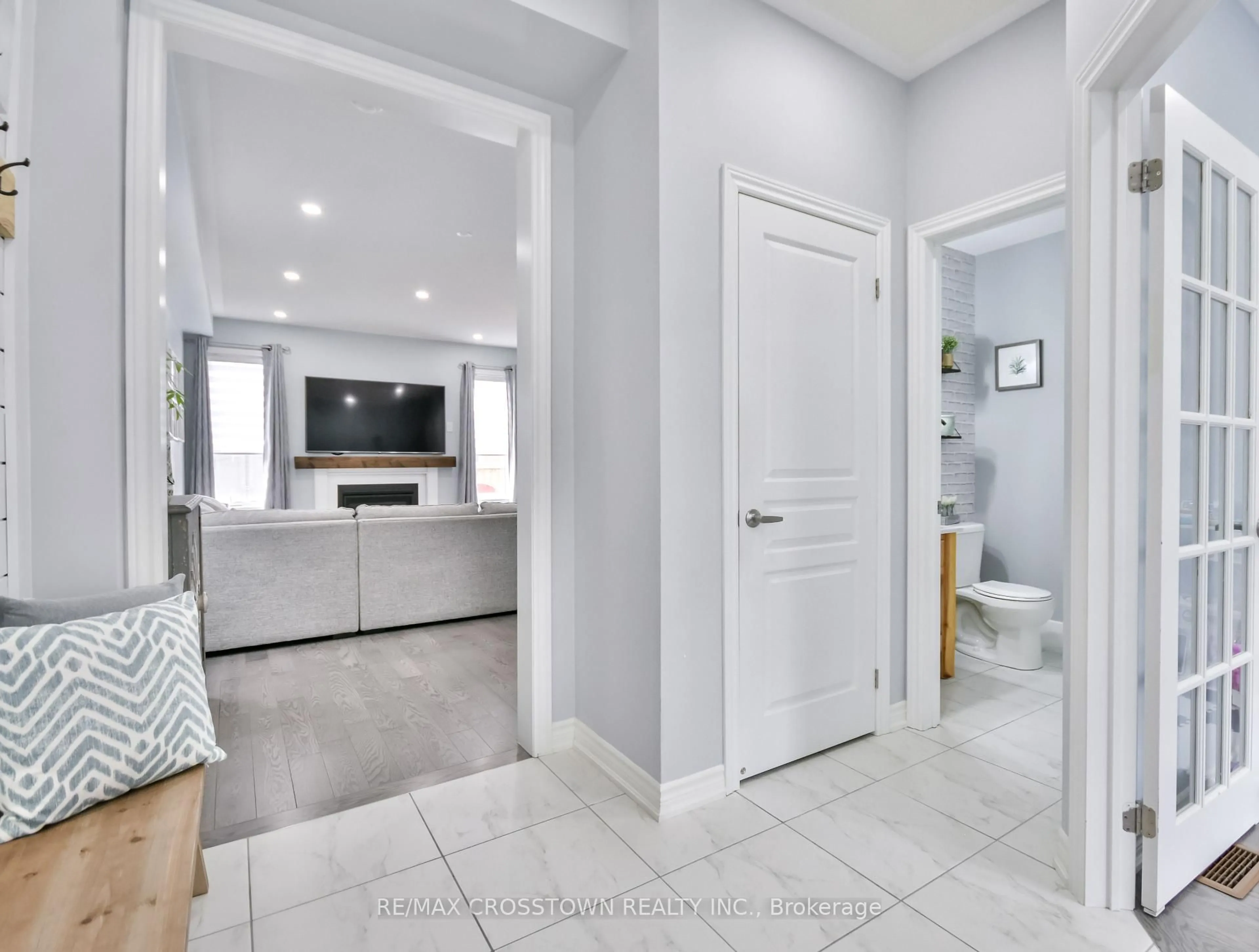 Indoor entryway for 25 Pierce Pl, New Tecumseth Ontario L0G 1W0