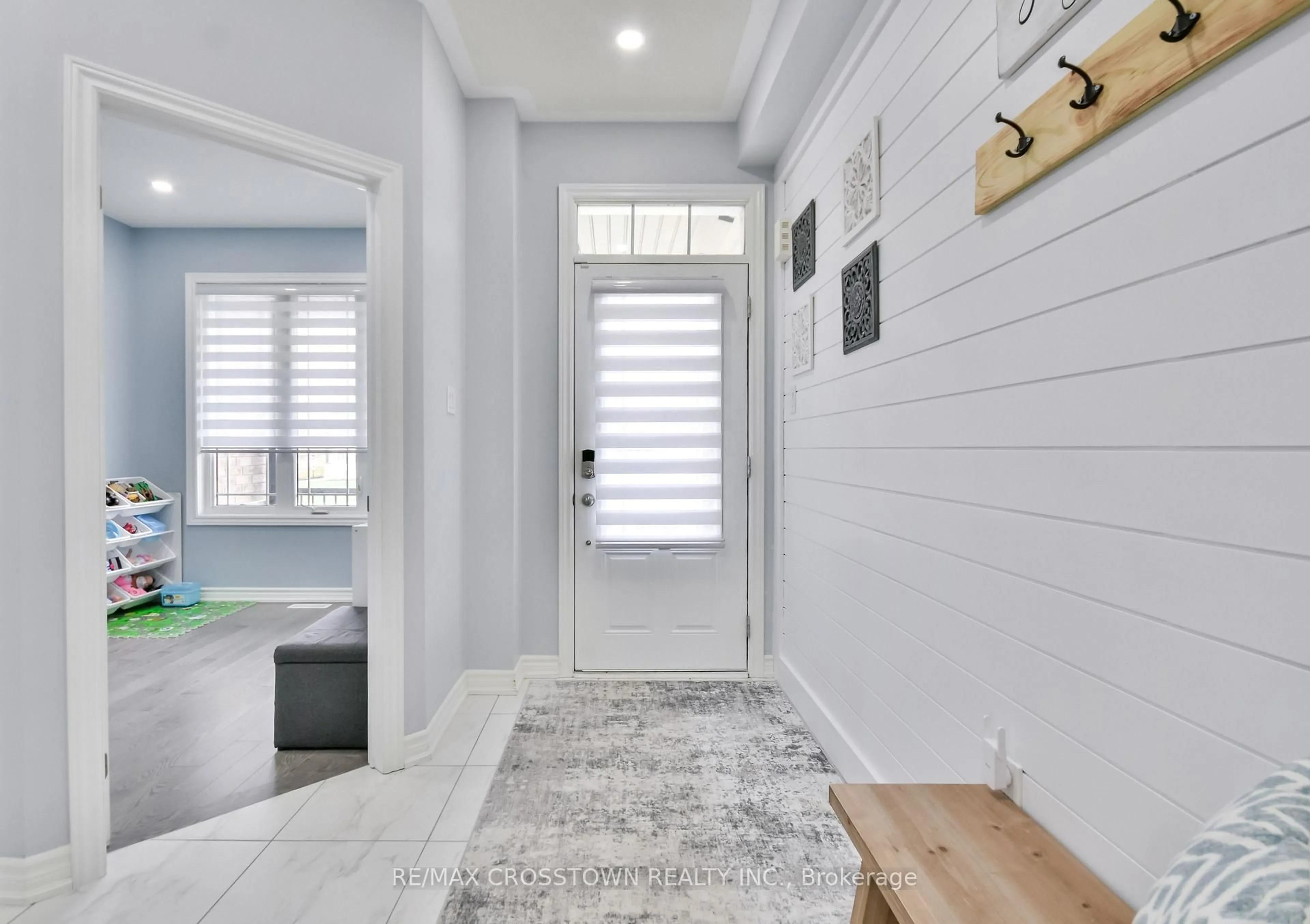Indoor entryway for 25 Pierce Pl, New Tecumseth Ontario L0G 1W0