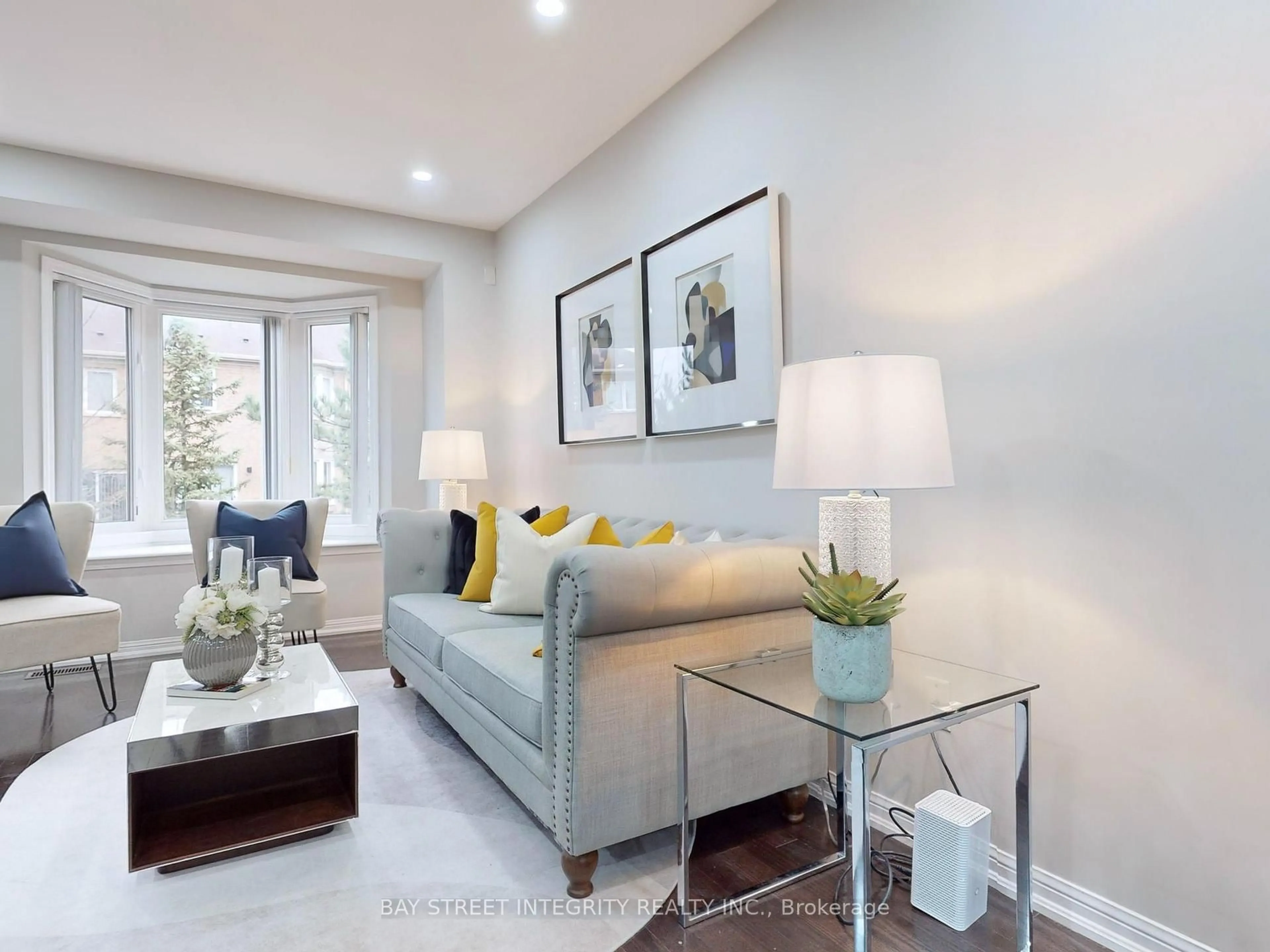 Living room with furniture, unknown for 17 Winn Pl, Aurora Ontario L4G 0S2