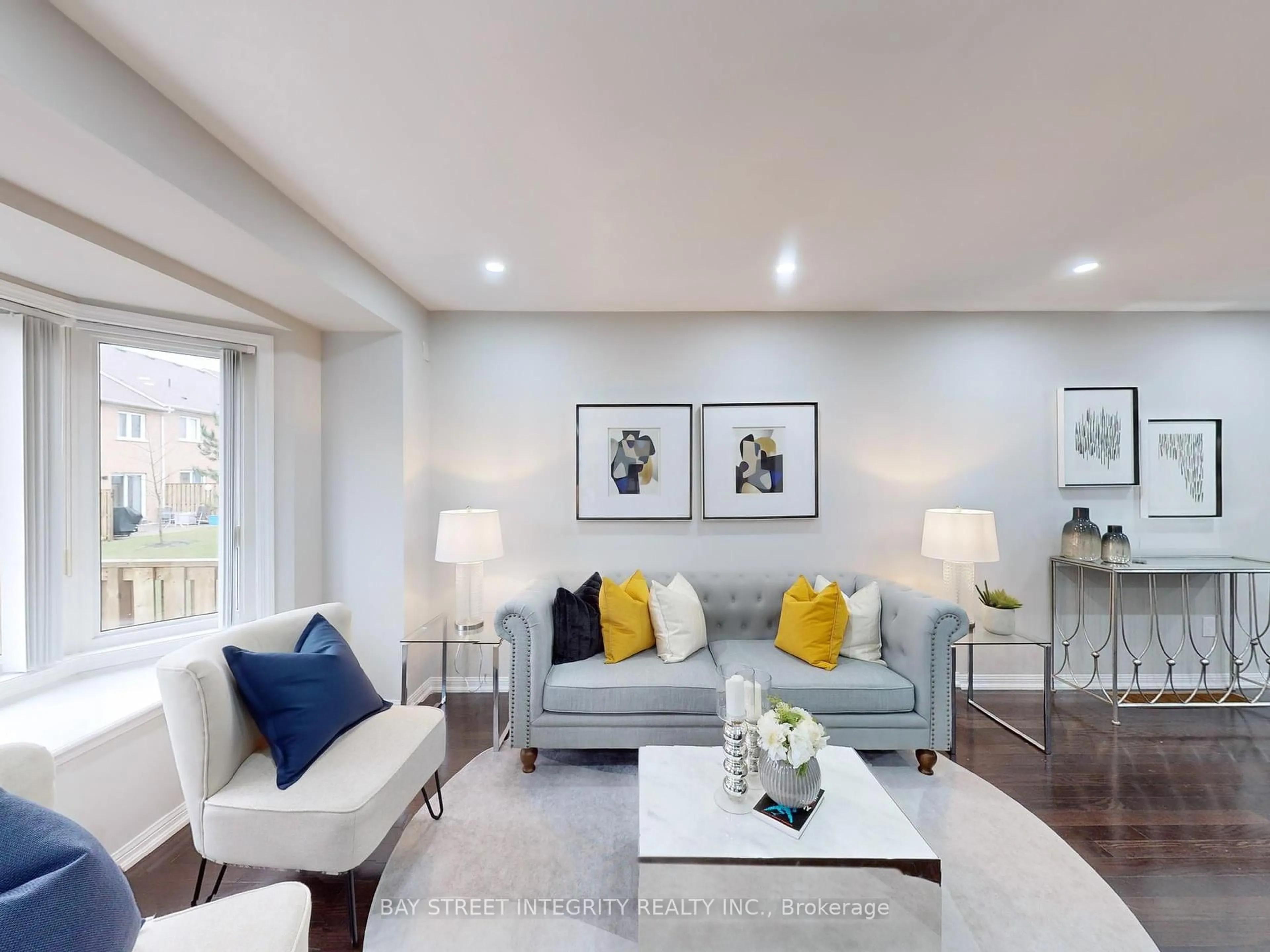 Living room with furniture, unknown for 17 Winn Pl, Aurora Ontario L4G 0S2