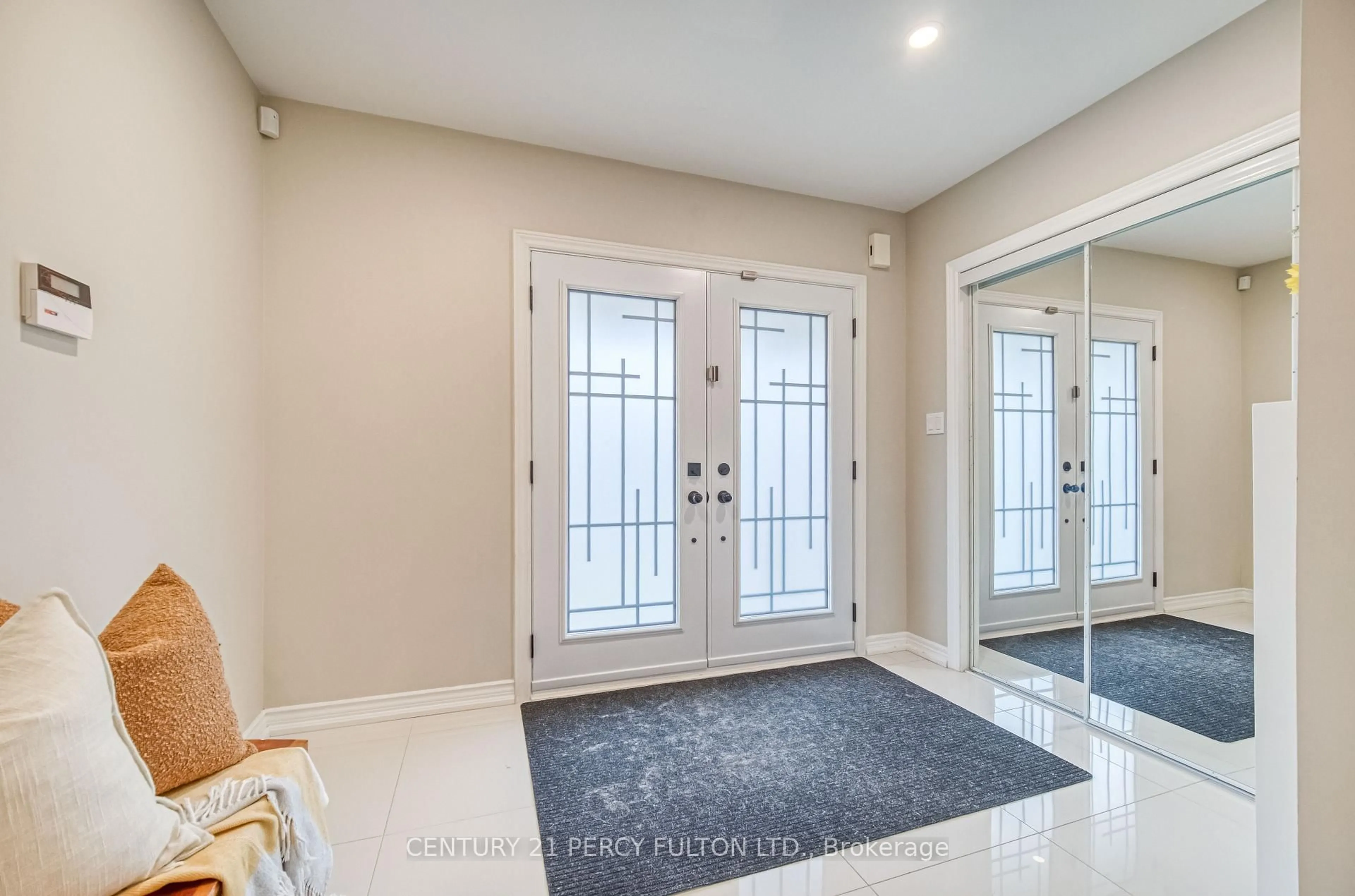 Indoor entryway for 69 Ray St, Markham Ontario L3R 4R6