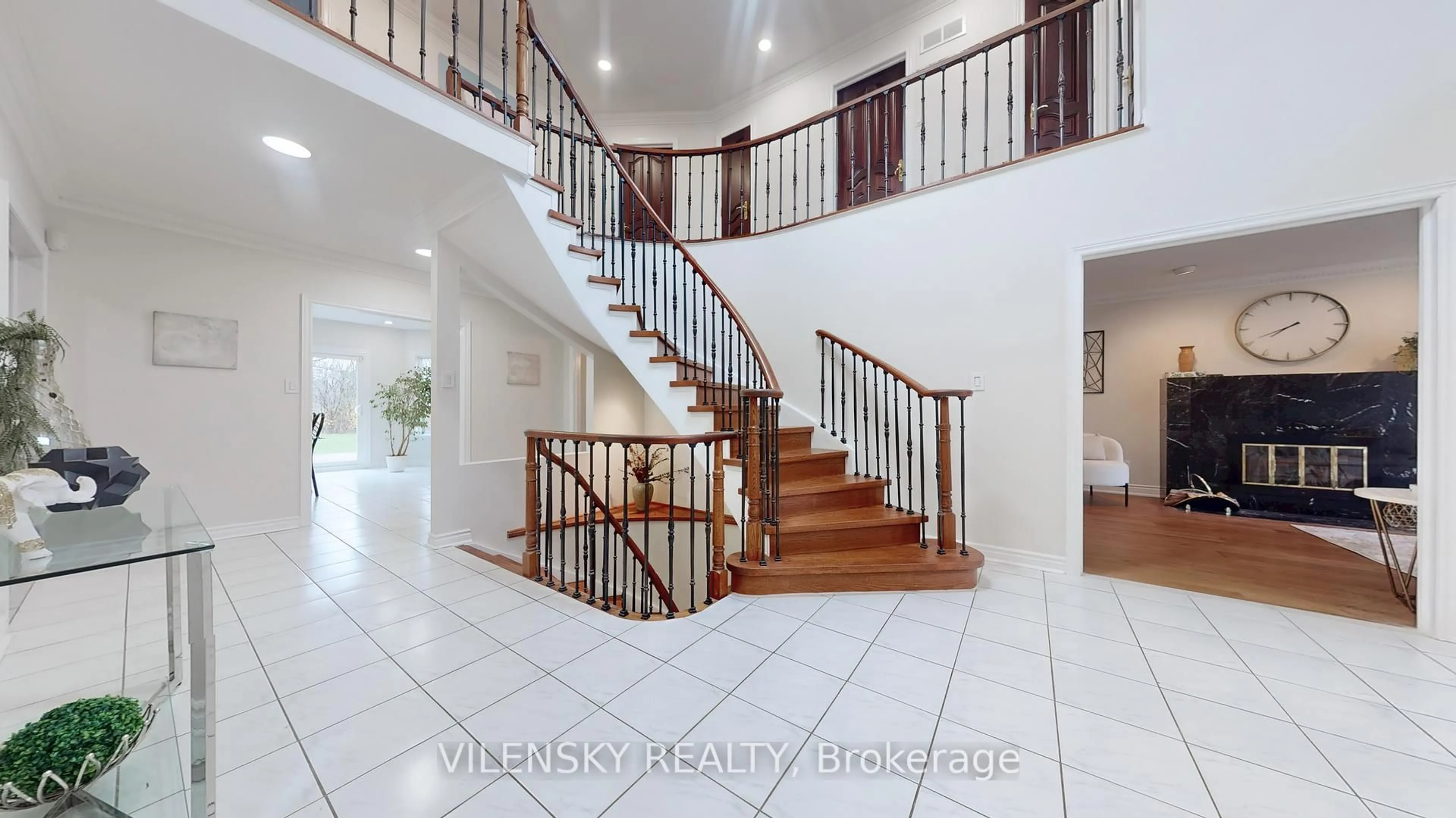 Indoor foyer for 15 Hart St, Richmond Hill Ontario L4C 8X2