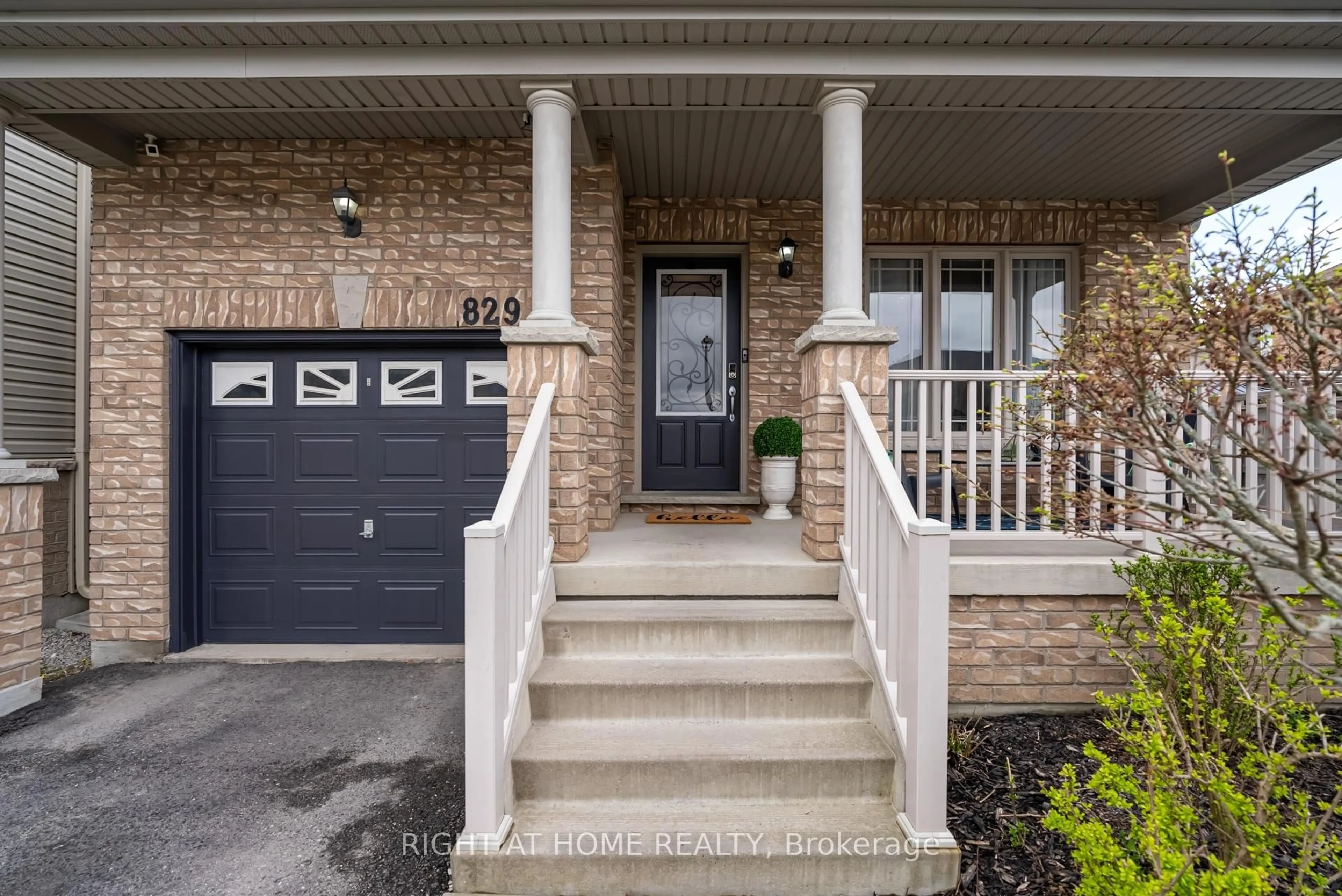 Home with brick exterior material, street for 829 Miller Park Ave, Bradford West Gwillimbury Ontario L3Z 0L7