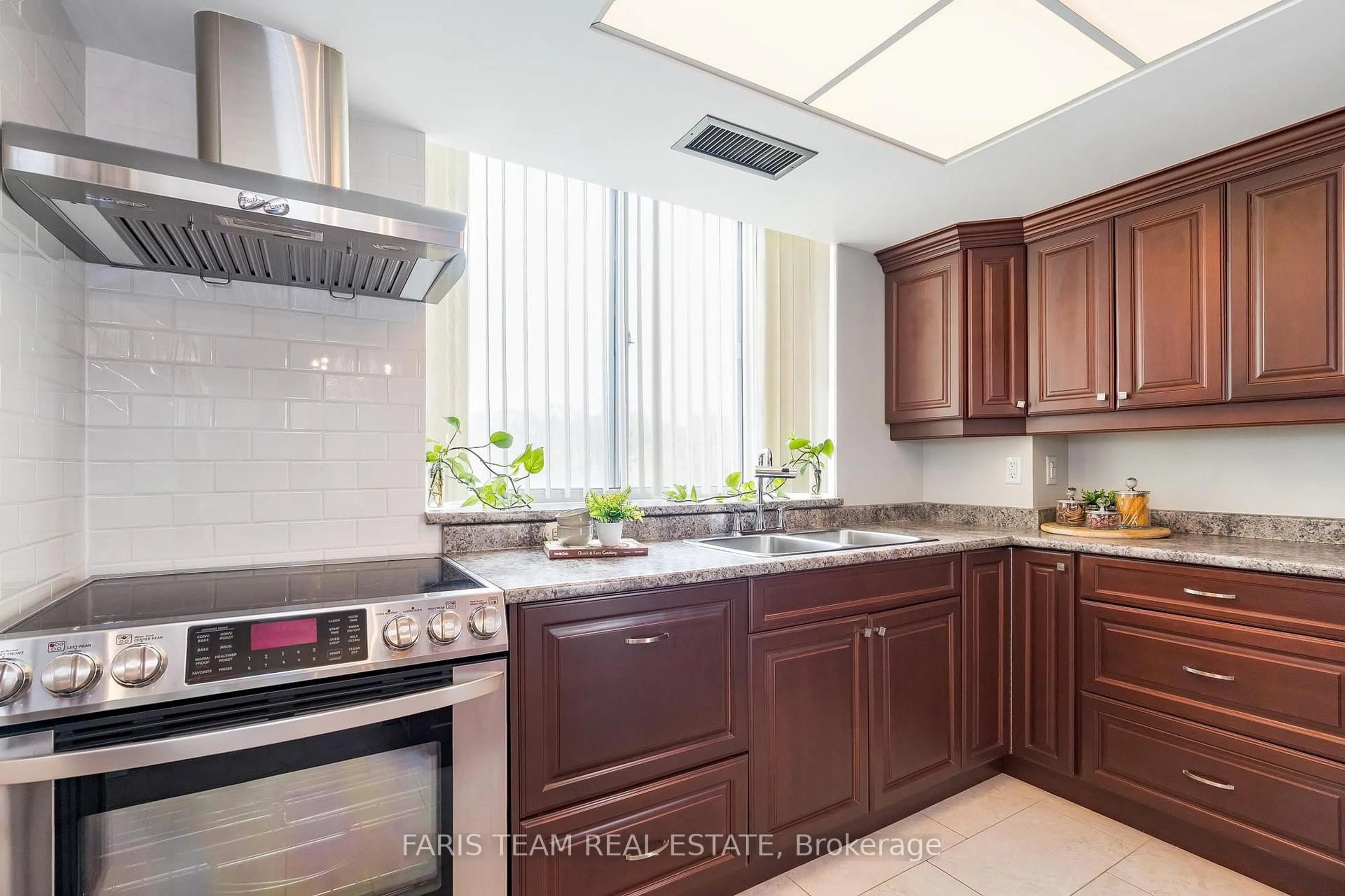 Standard kitchen, ceramic/tile floor for 270 Davis Dr #409, Newmarket Ontario L3Y 8K2