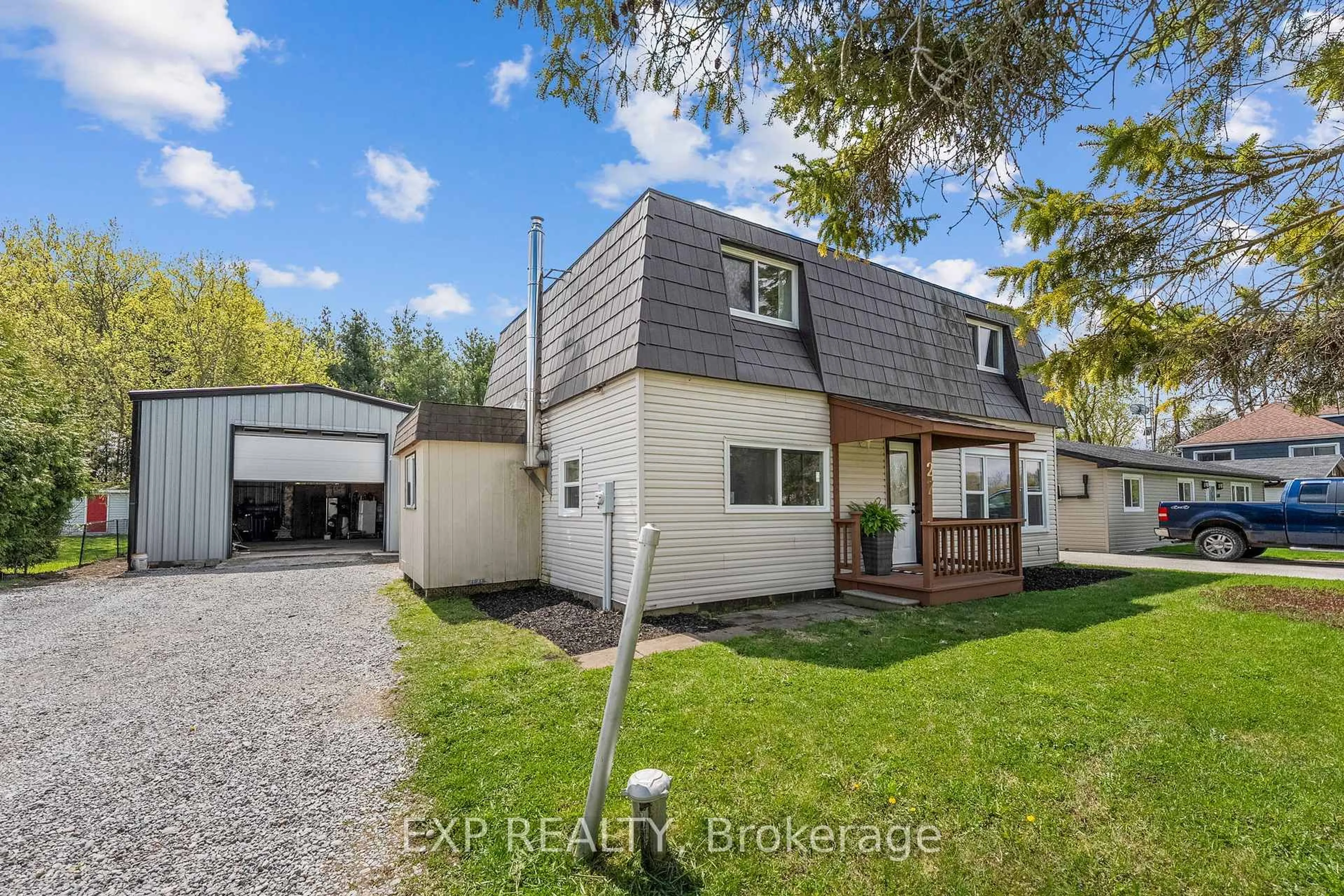 A pic from outside/outdoor area/front of a property/back of a property/a pic from drone, street for 27 York St, East Gwillimbury Ontario L0E 1R0
