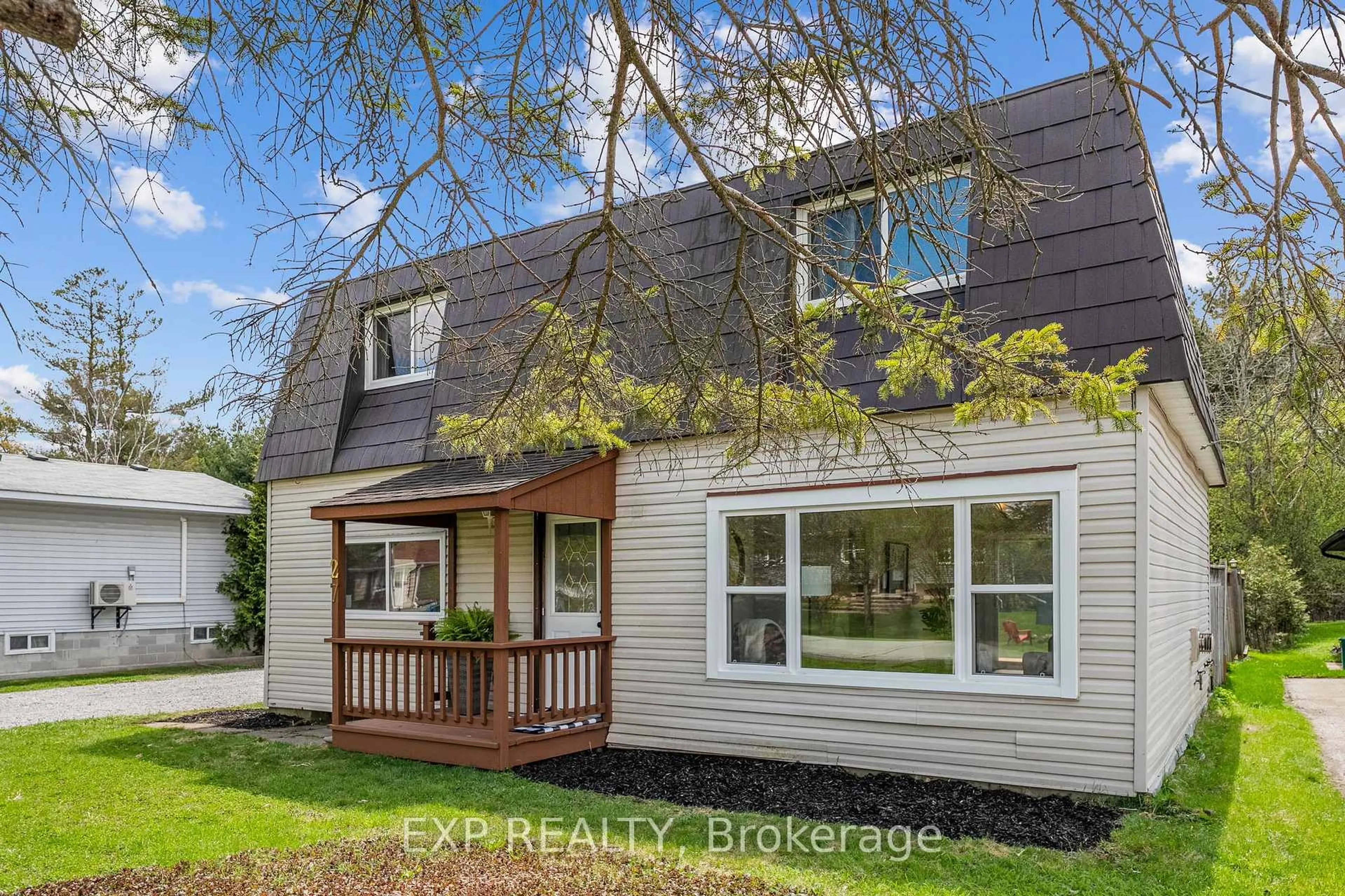 Home with vinyl exterior material, street for 27 York St, East Gwillimbury Ontario L0E 1R0