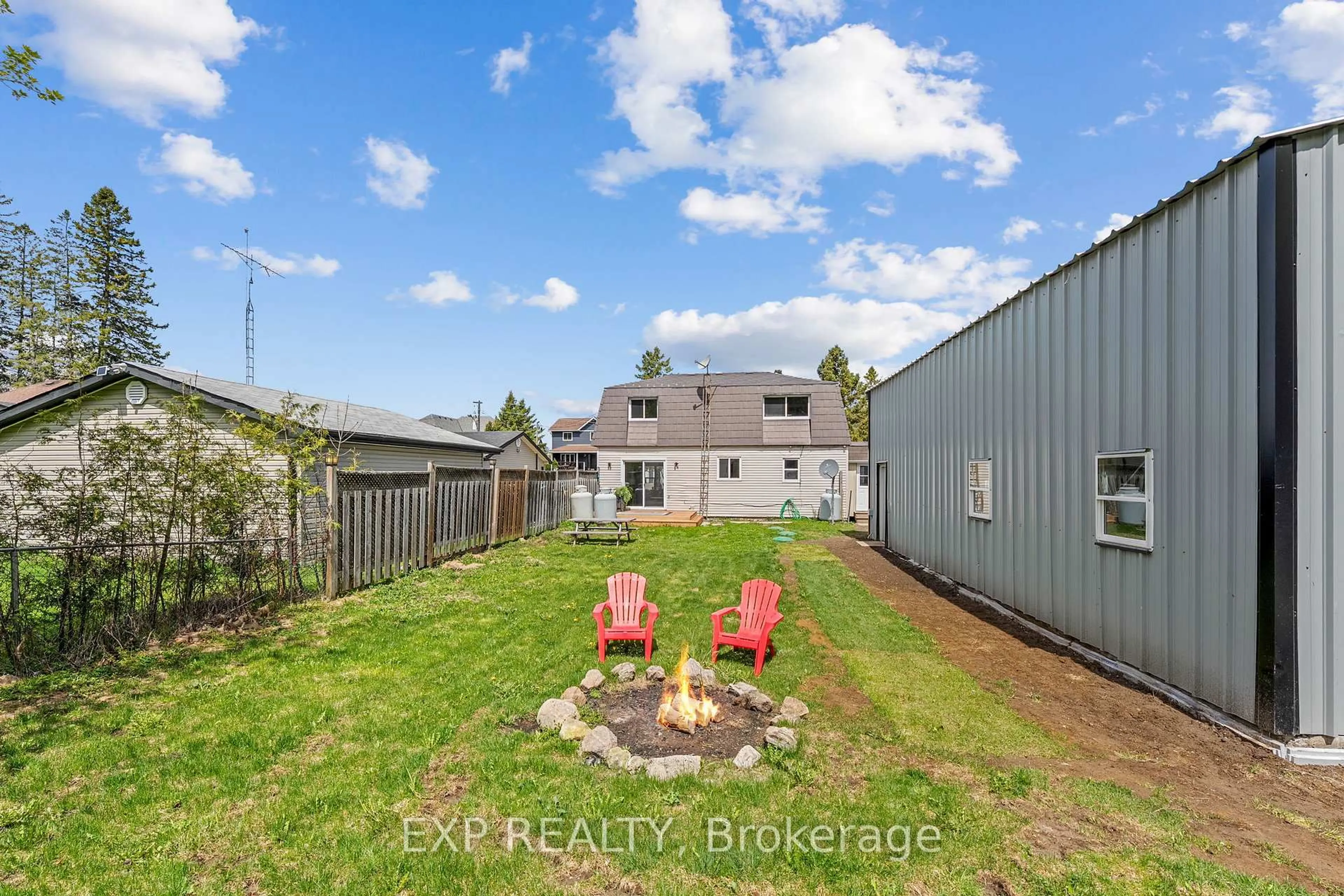 A pic from outside/outdoor area/front of a property/back of a property/a pic from drone, unknown for 27 York St, East Gwillimbury Ontario L0E 1R0
