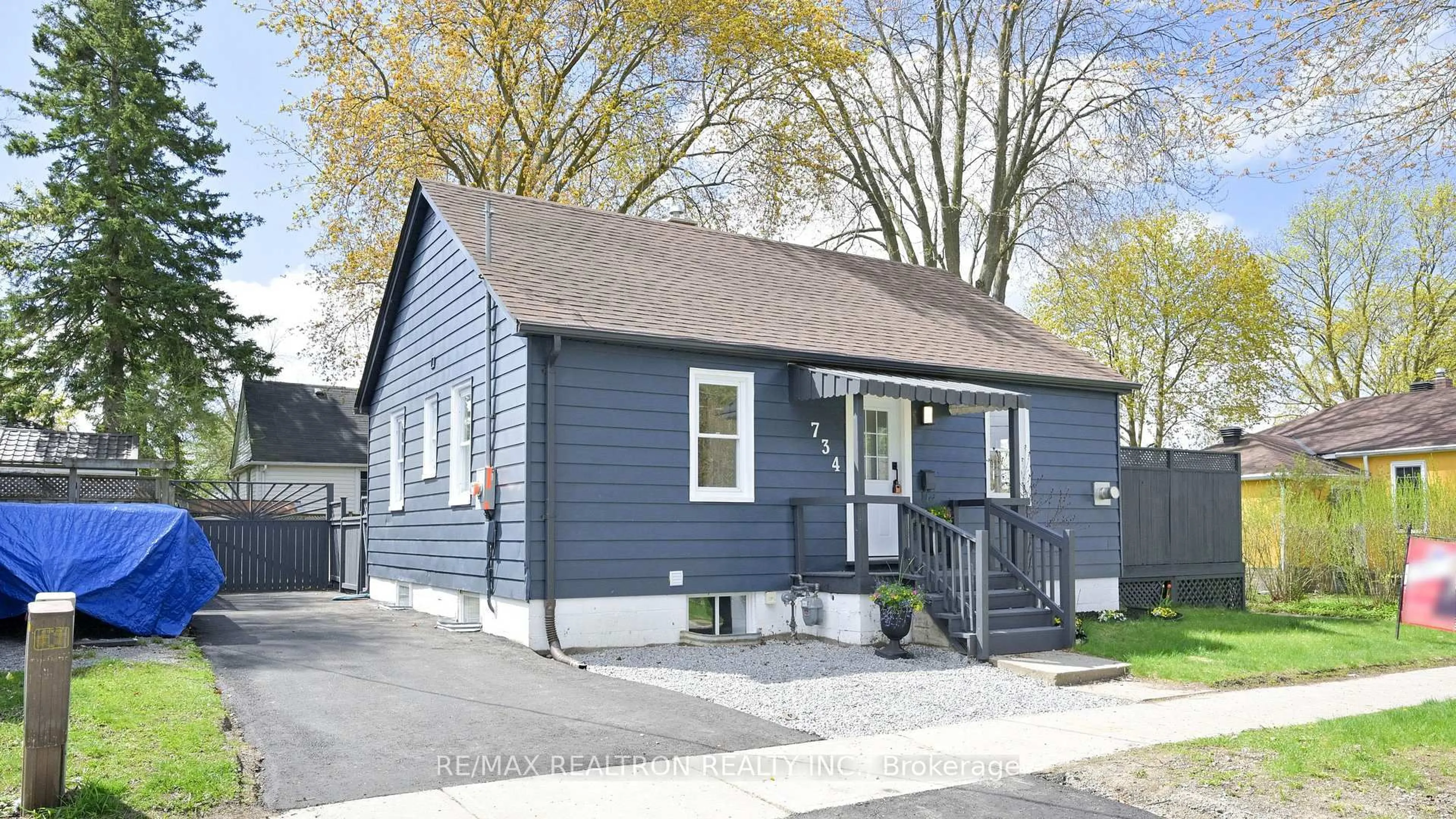 Home with vinyl exterior material, street for 734 Srigley St, Newmarket Ontario L3Y 1X5