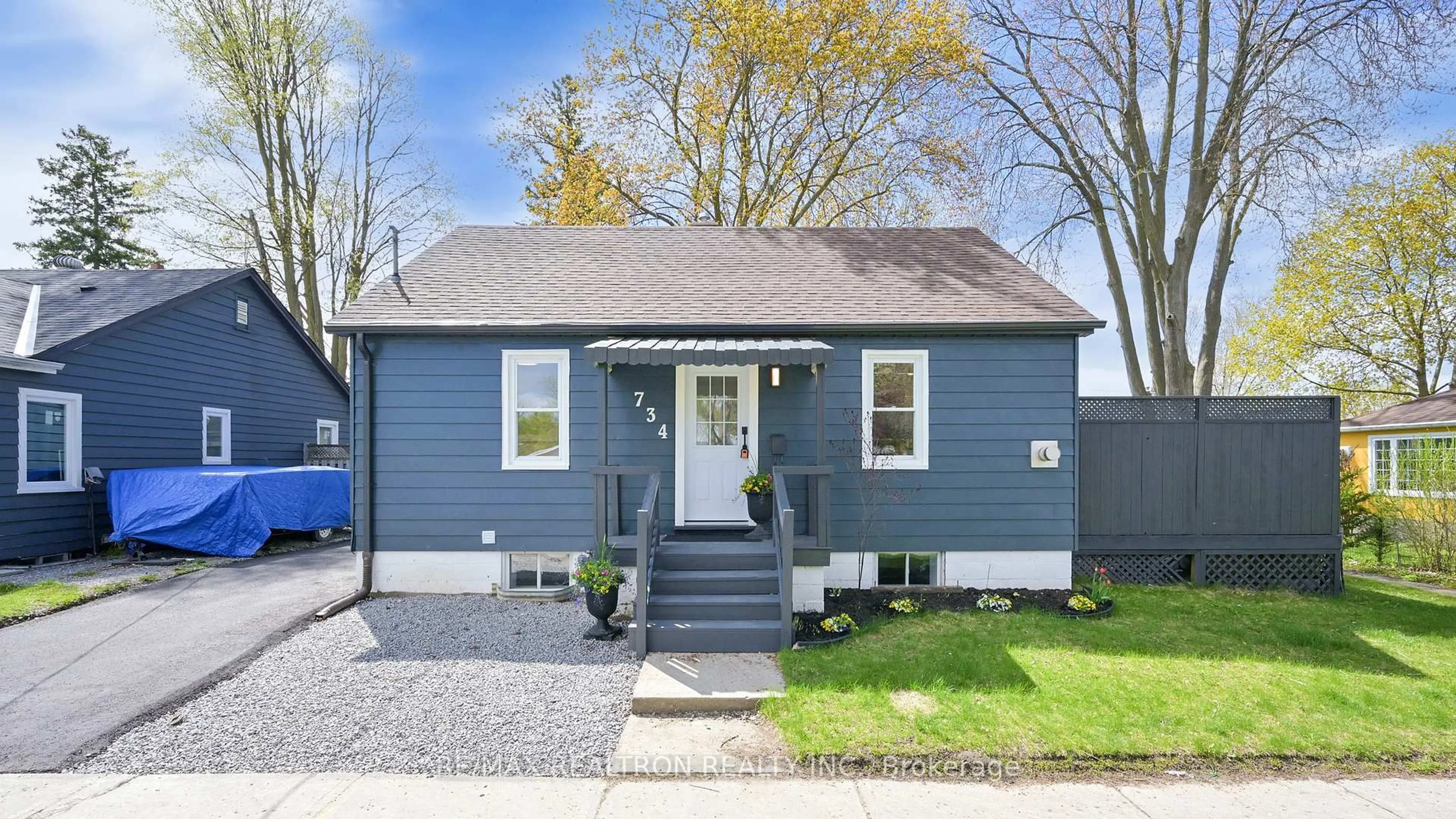 Home with vinyl exterior material, street for 734 Srigley St, Newmarket Ontario L3Y 1X5