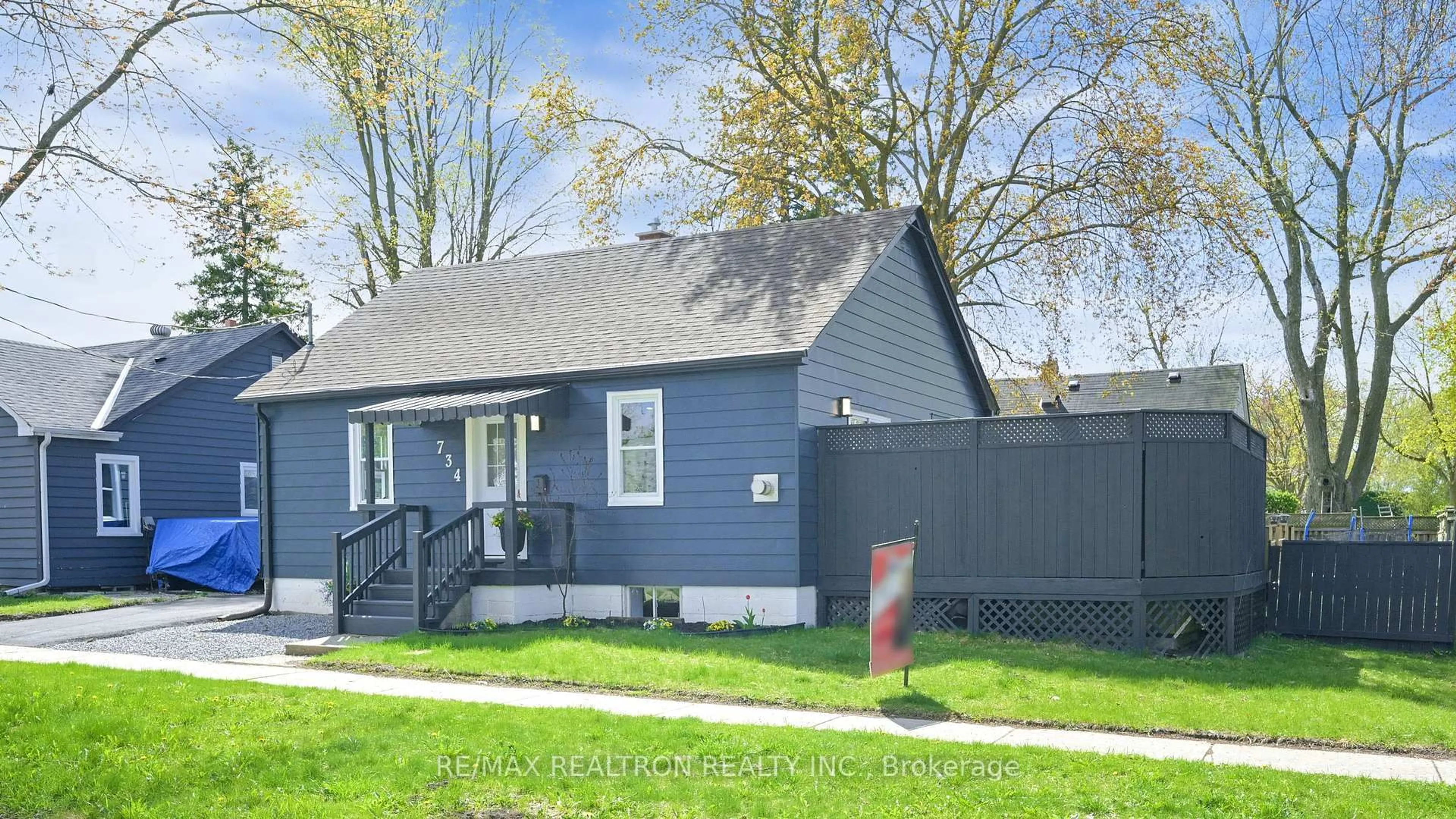 Home with vinyl exterior material, street for 734 Srigley St, Newmarket Ontario L3Y 1X5