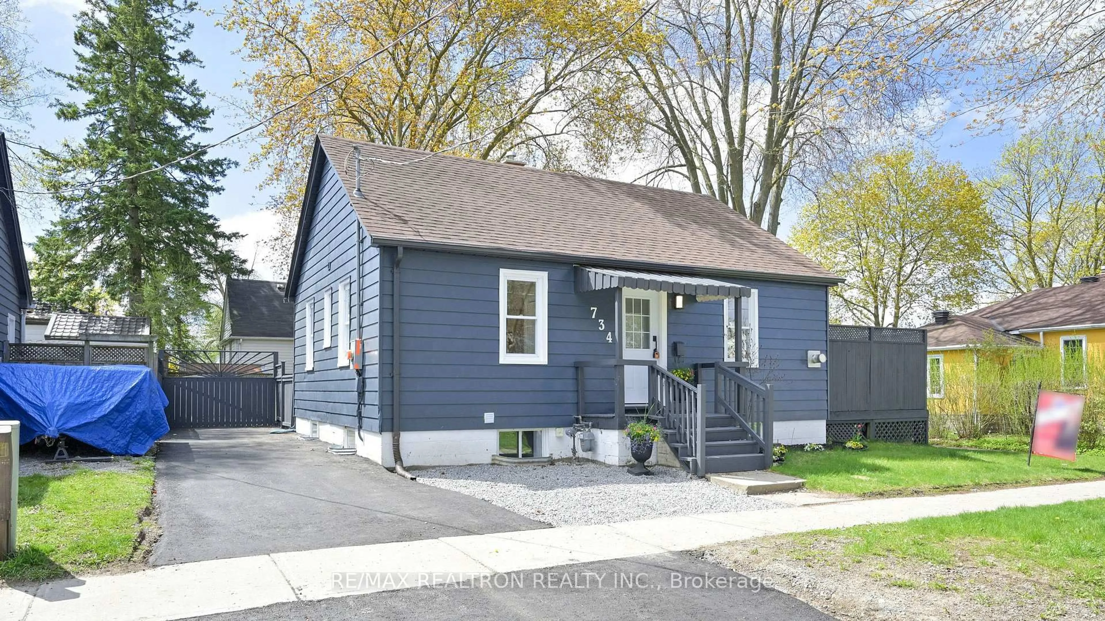 Home with vinyl exterior material, street for 734 Srigley St, Newmarket Ontario L3Y 1X5