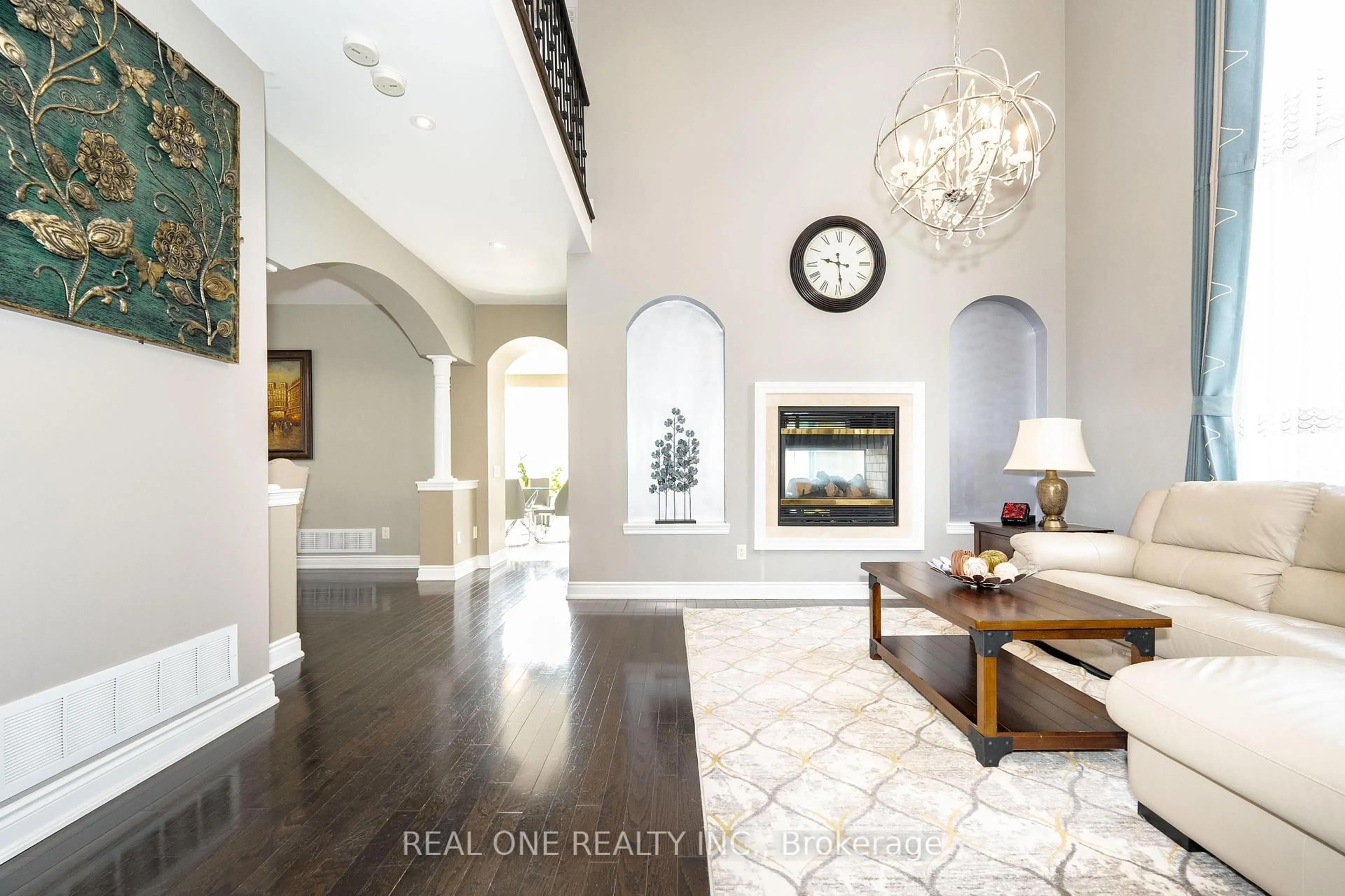Indoor entryway for 11 Zoran Lane, Vaughan Ontario L6A 4E4