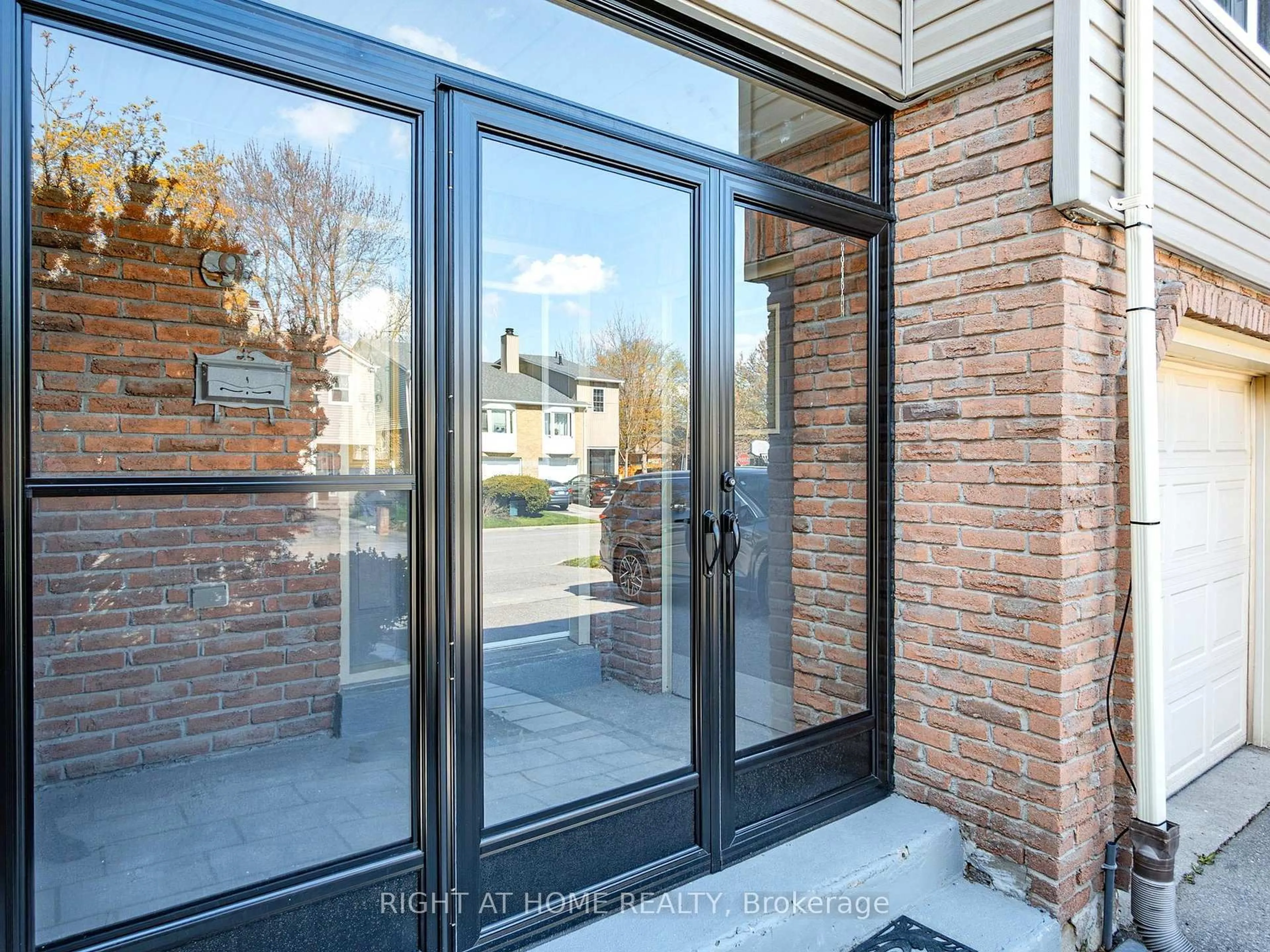 Indoor entryway for 94 Reginald Cres, Markham Ontario L3P 3T9