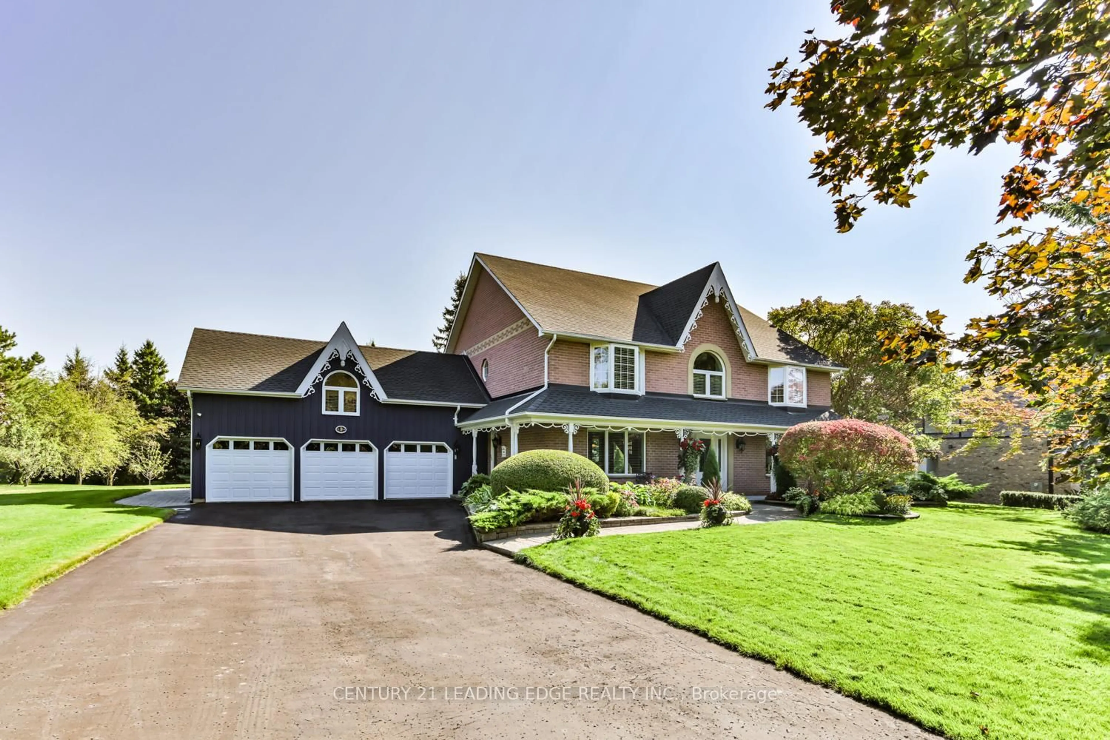 Home with vinyl exterior material, street for 3 Maple View Lane, Whitchurch-Stouffville Ontario L4A 7X5