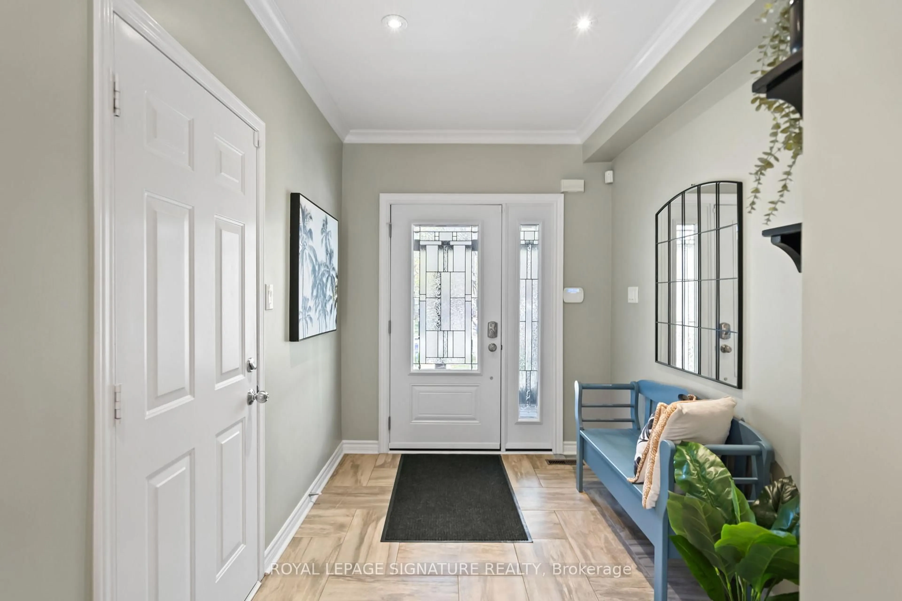 Indoor entryway for 52 Selkirk Dr, Richmond Hill Ontario L4B 4S4