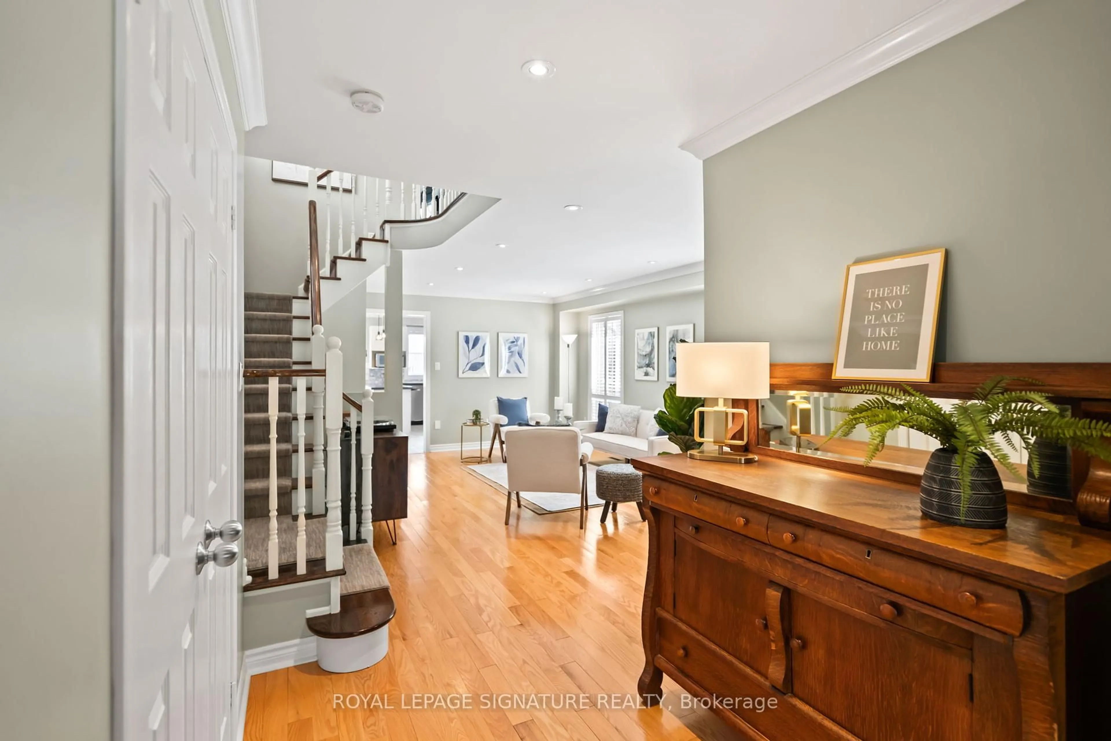 Indoor foyer for 52 Selkirk Dr, Richmond Hill Ontario L4B 4S4