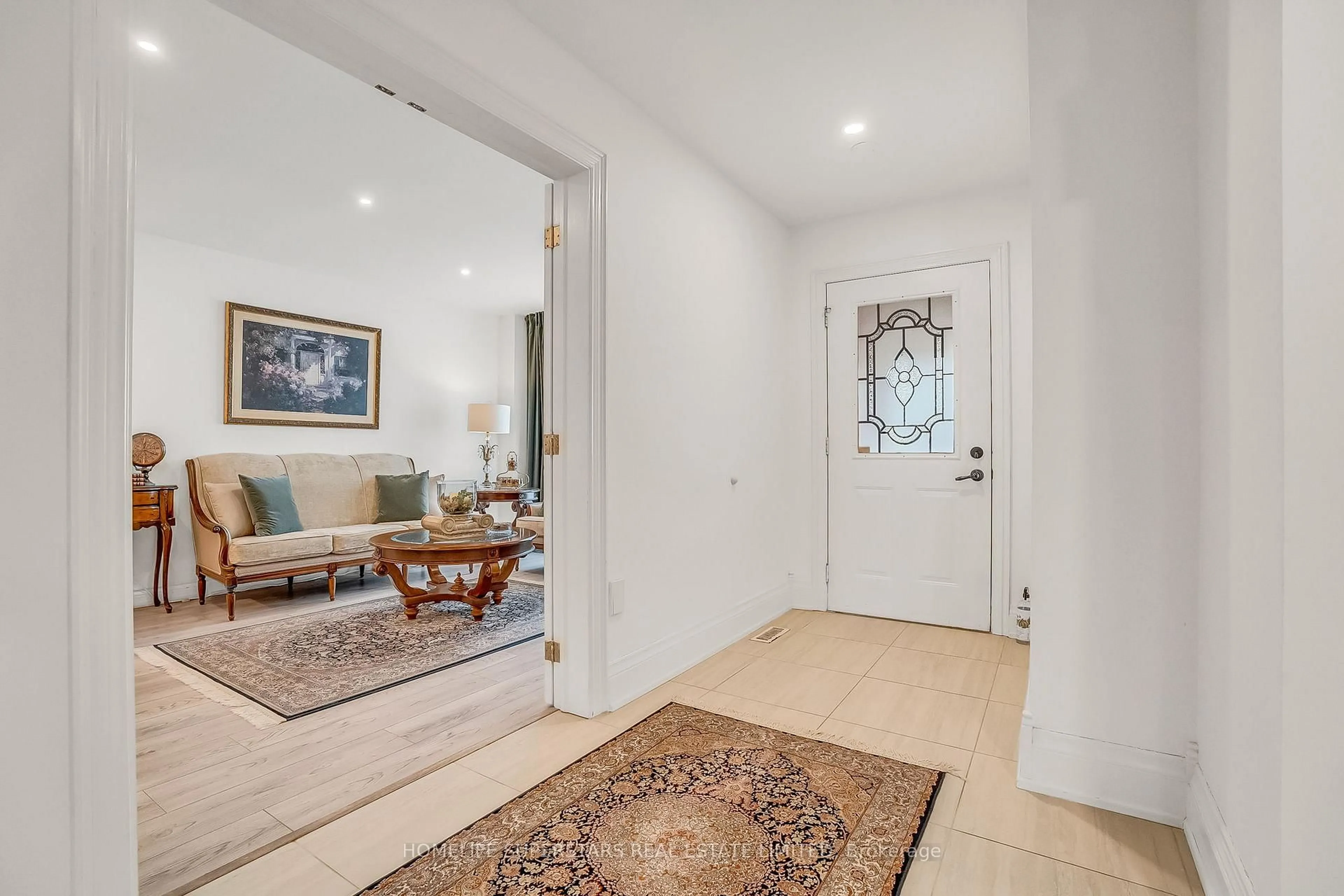 Indoor entryway for 38 Baycroft Lane, Aurora Ontario L4G 4P8