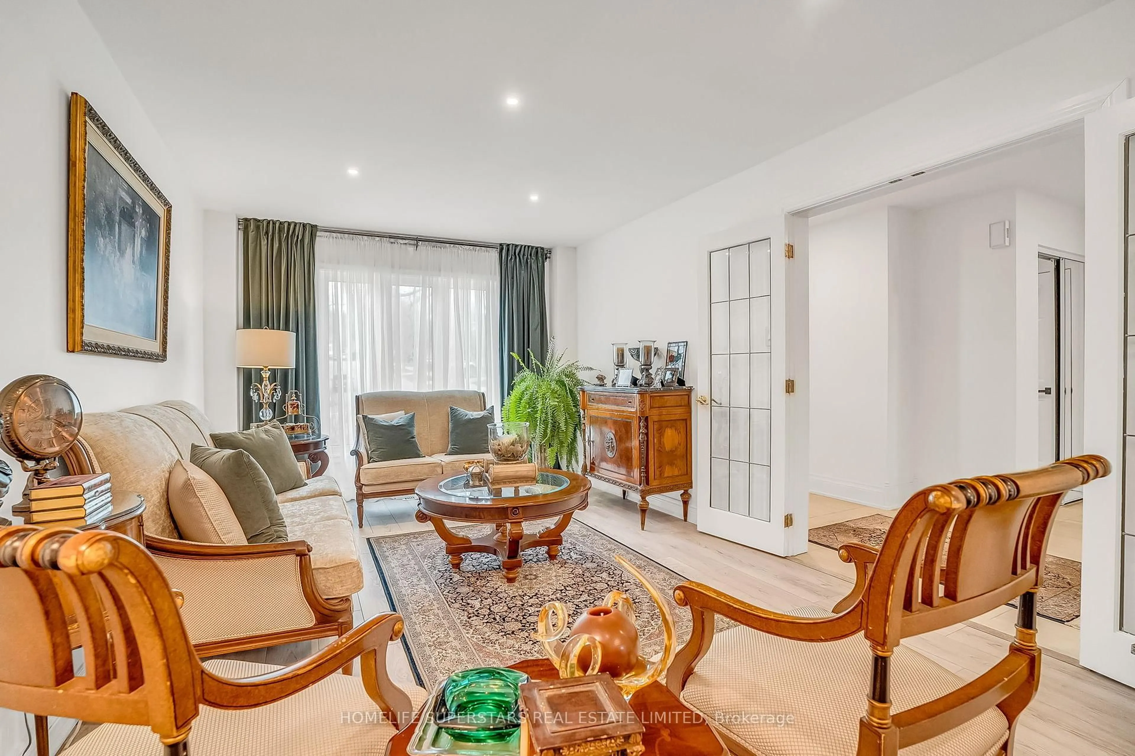 Living room with furniture, unknown for 38 Baycroft Lane, Aurora Ontario L4G 4P8