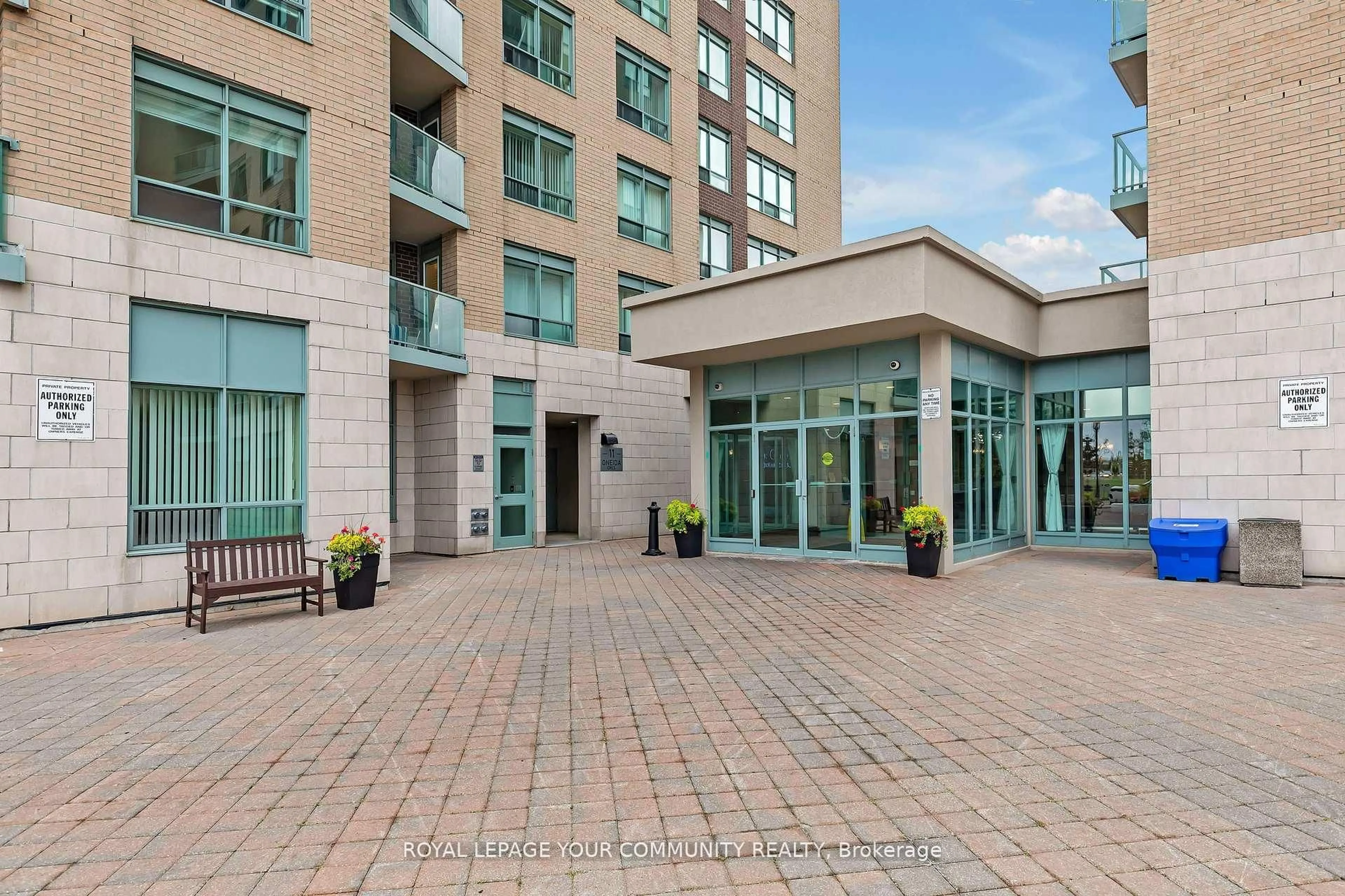 Indoor foyer for 11 Oneida Cres #502, Richmond Hill Ontario L4B 0A1