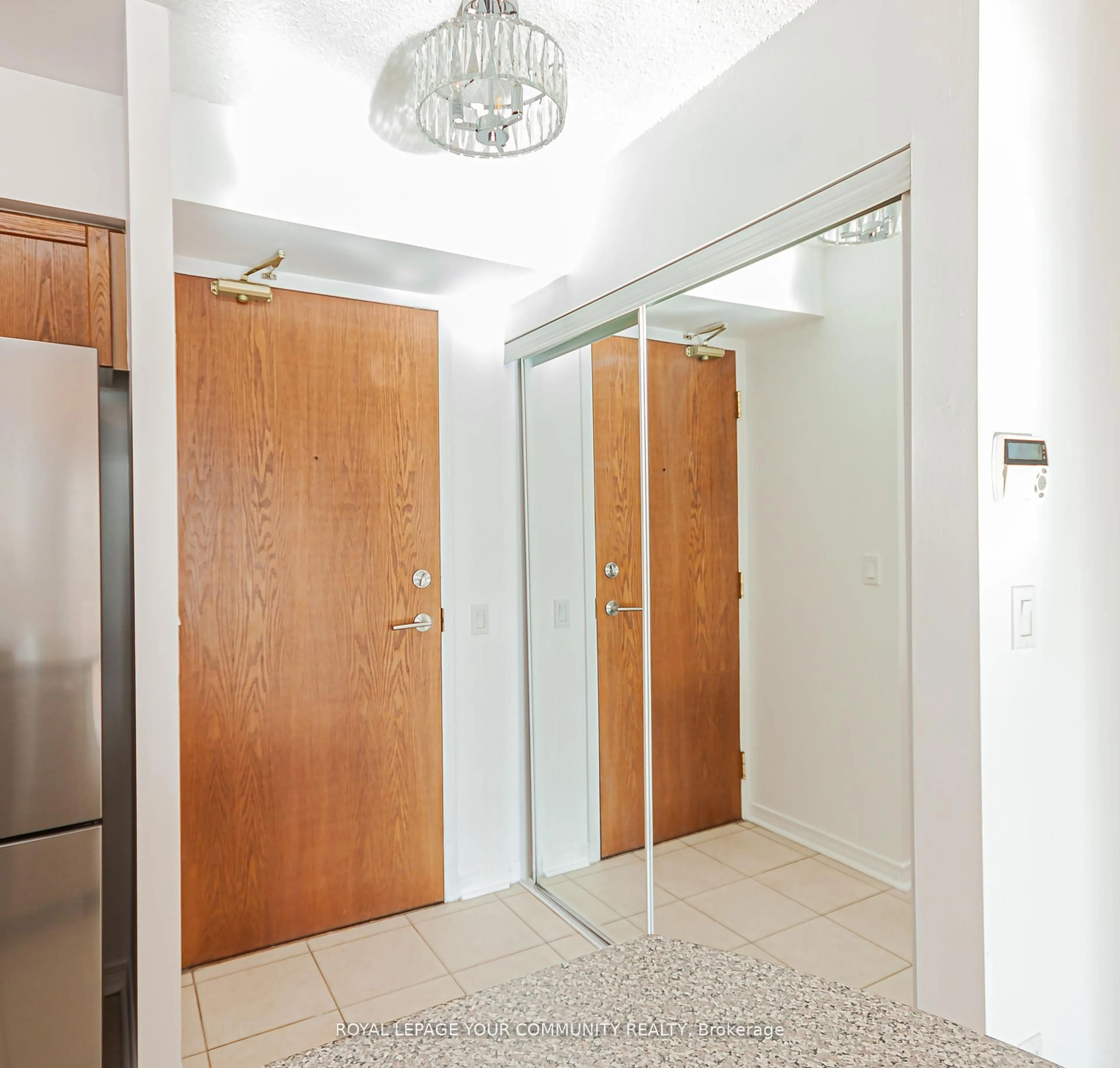 Indoor foyer for 11 Oneida Cres #502, Richmond Hill Ontario L4B 0A1