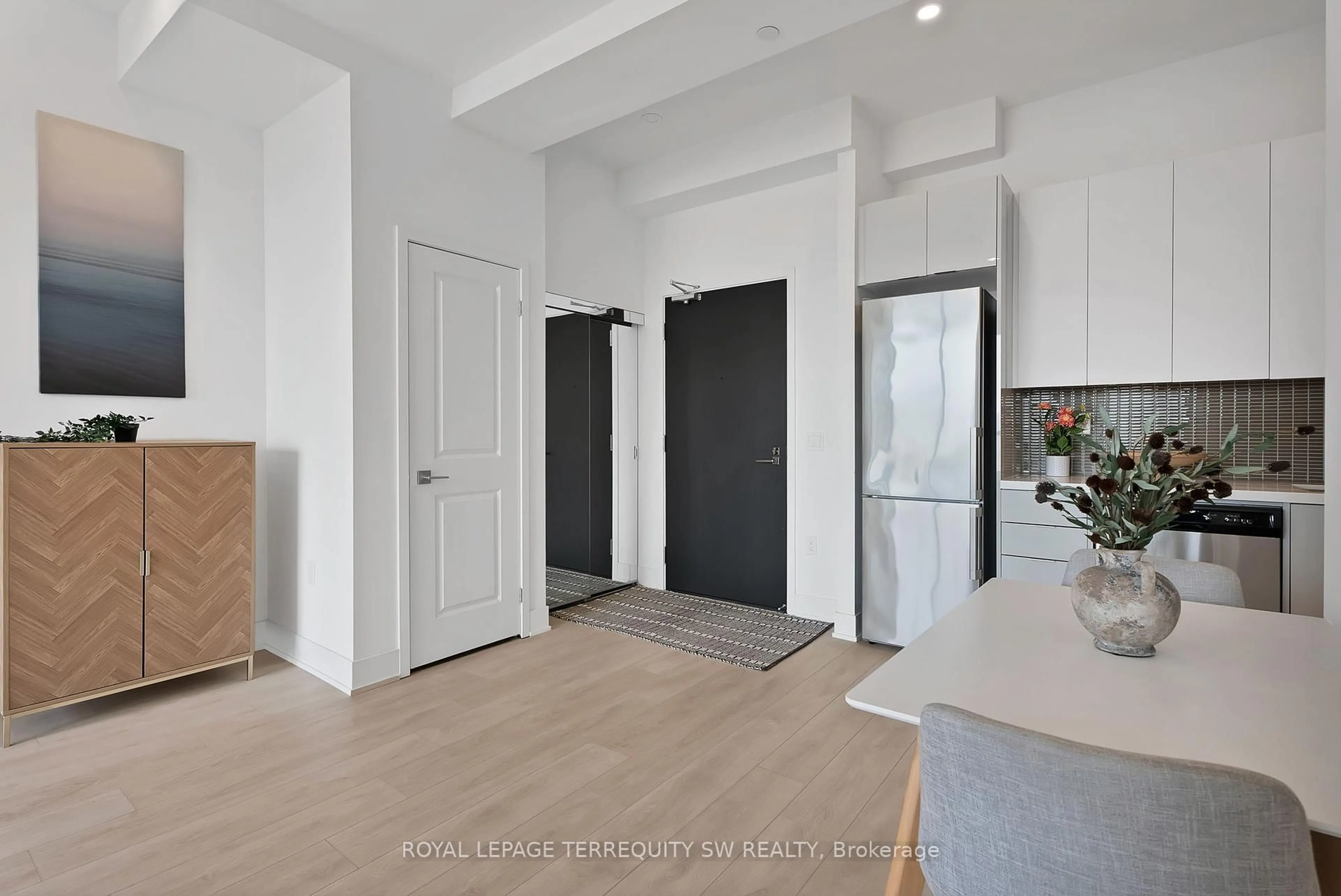 Indoor entryway for 2916 Highway 7 N/A #515, Vaughan Ontario L4K 0K6