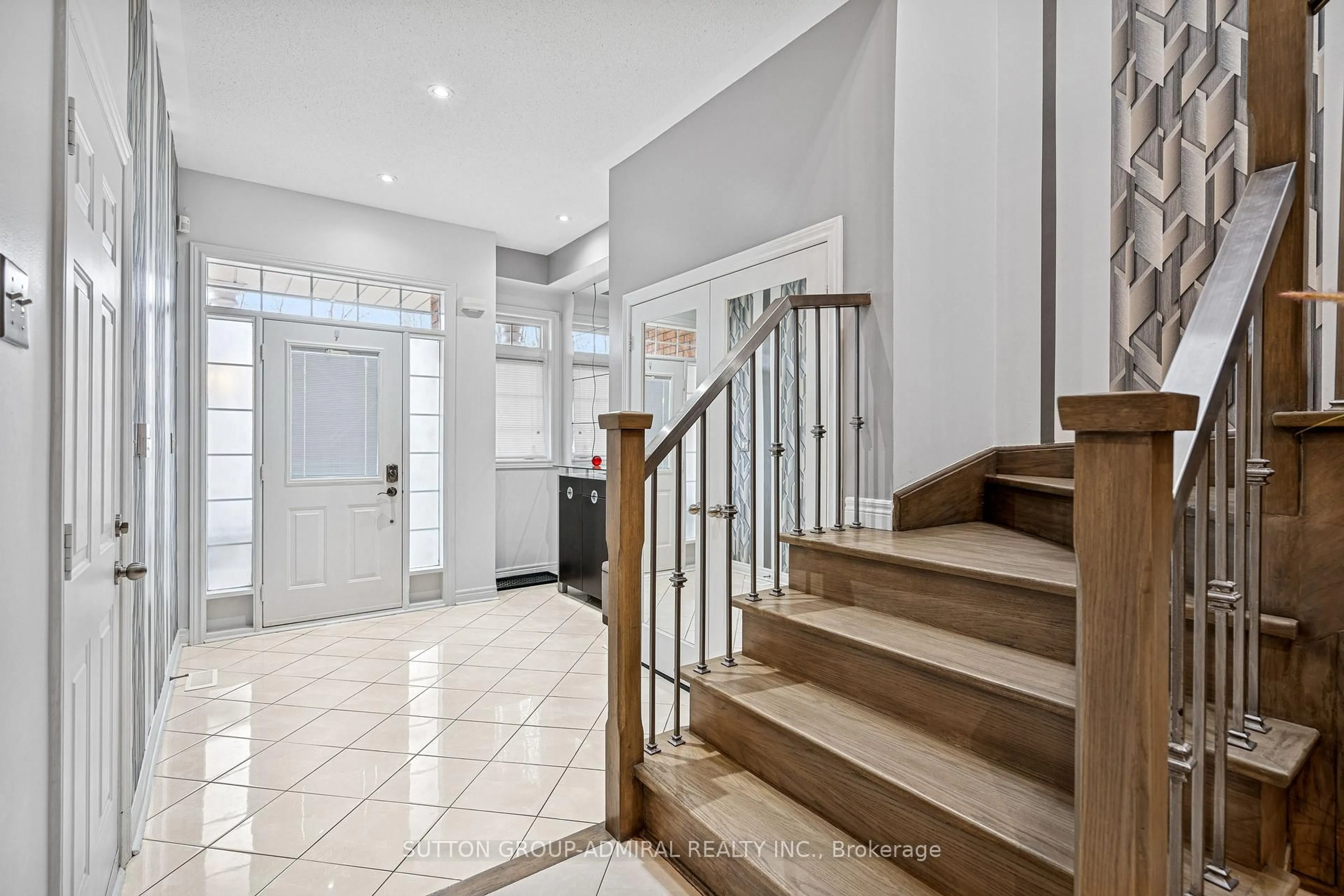 Indoor foyer for 63 Vivaldi Dr, Vaughan Ontario L4J 8Z4