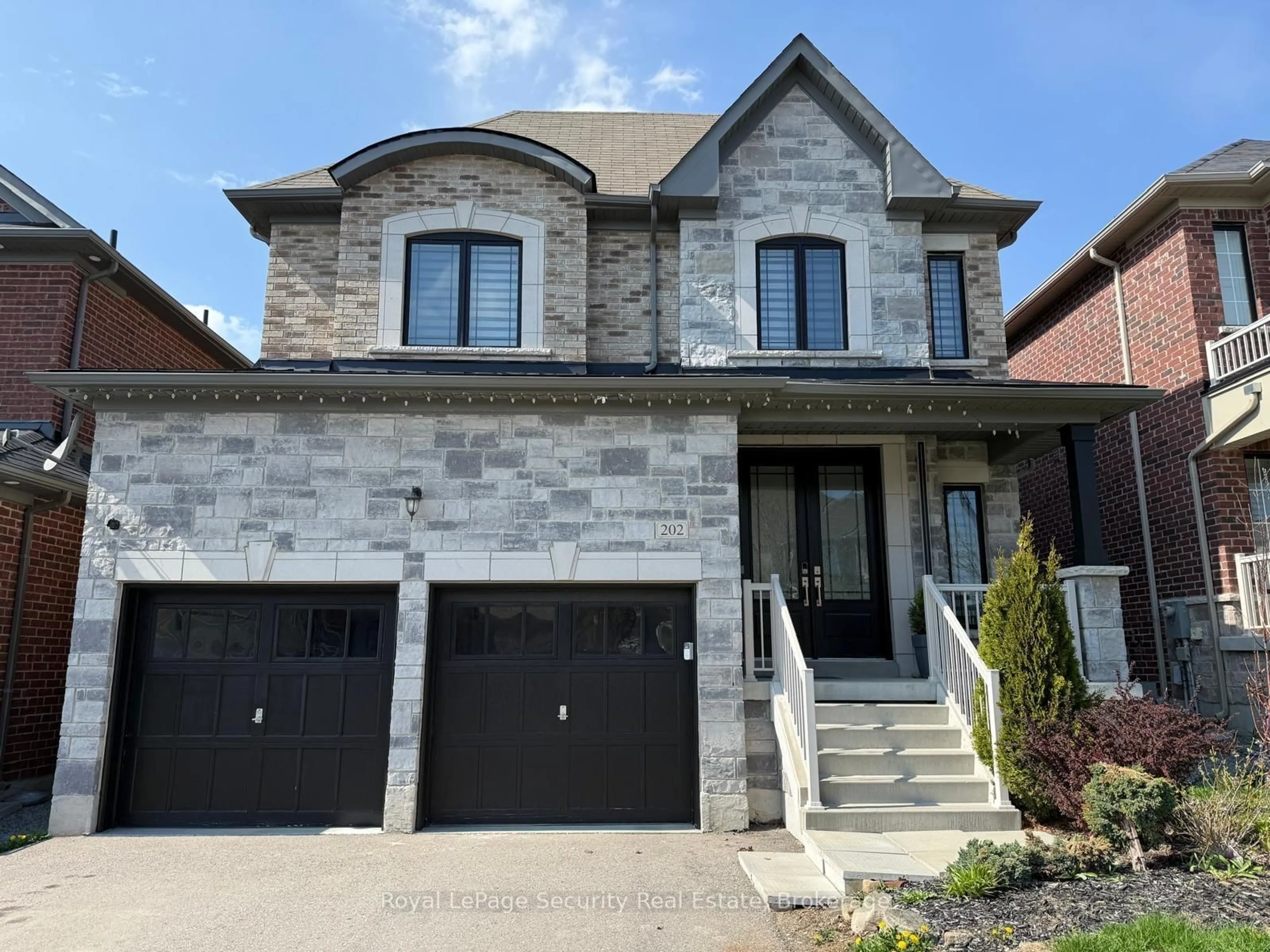 Home with brick exterior material, street for 202 Gardiner Dr, Bradford West Gwillimbury Ontario L3Z 0J5