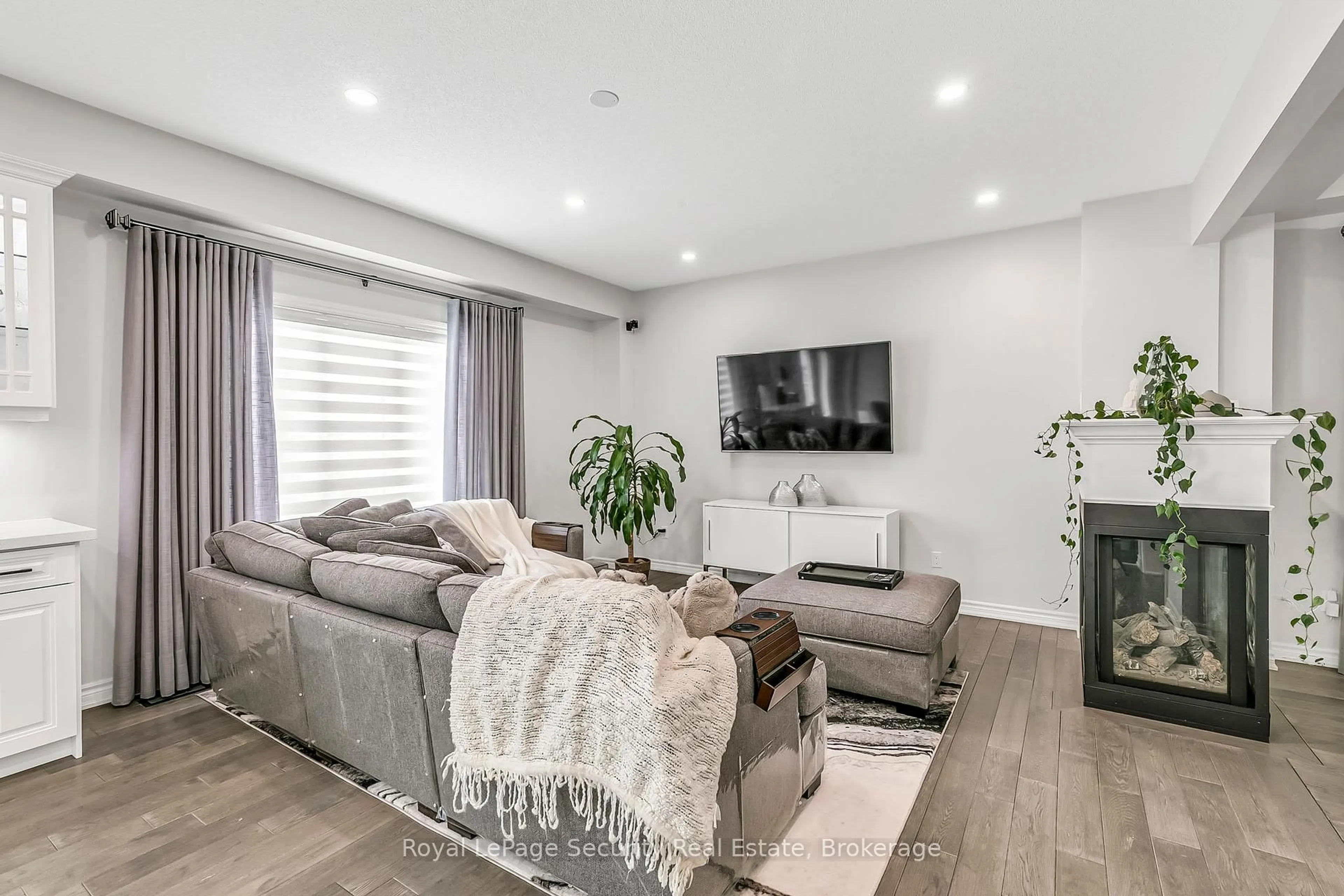 Living room with furniture, unknown for 202 Gardiner Dr, Bradford West Gwillimbury Ontario L3Z 0J5
