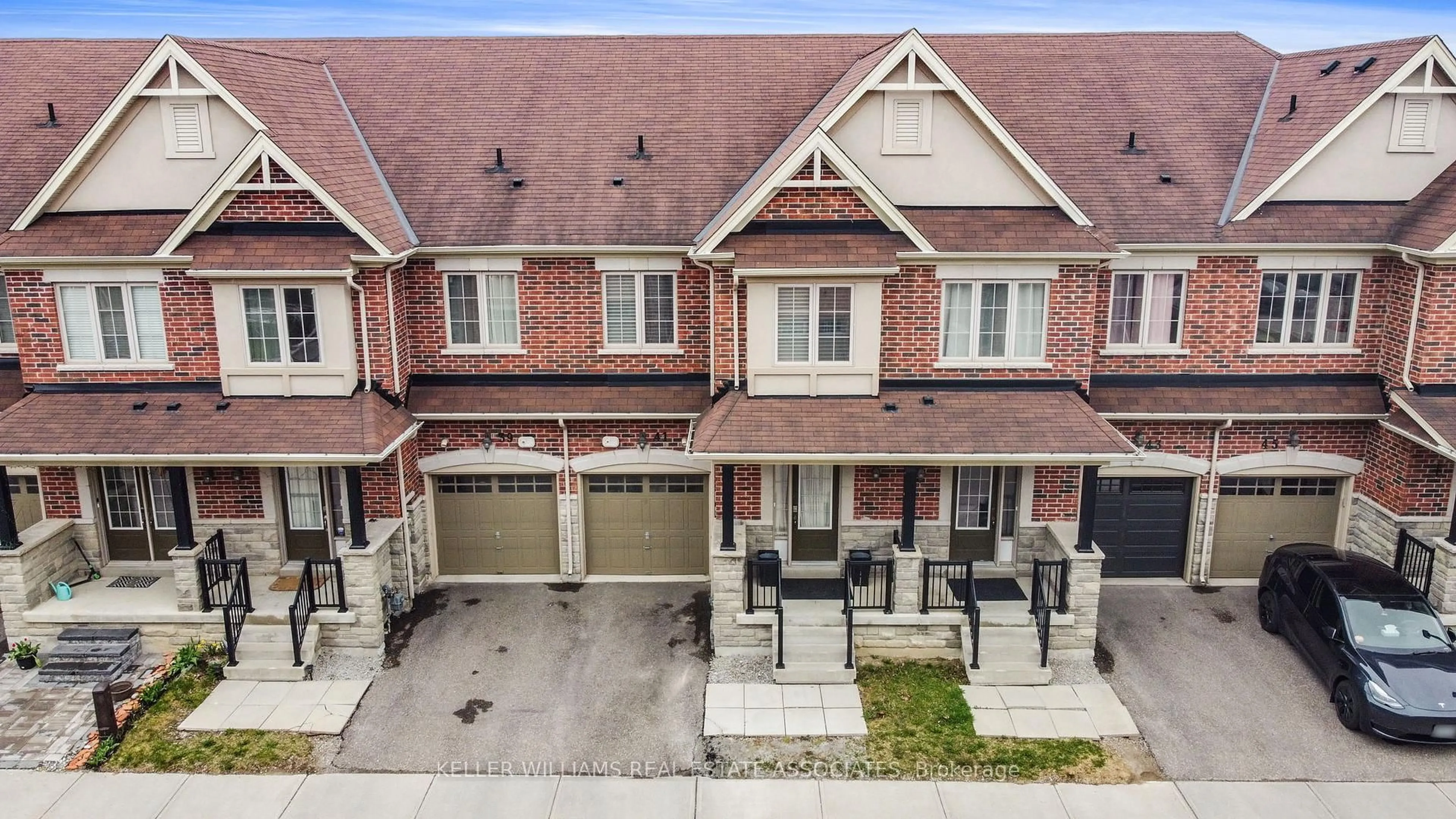 A pic from outside/outdoor area/front of a property/back of a property/a pic from drone, street for 41 Mazarine Lane, Richmond Hill Ontario L4S 0G2