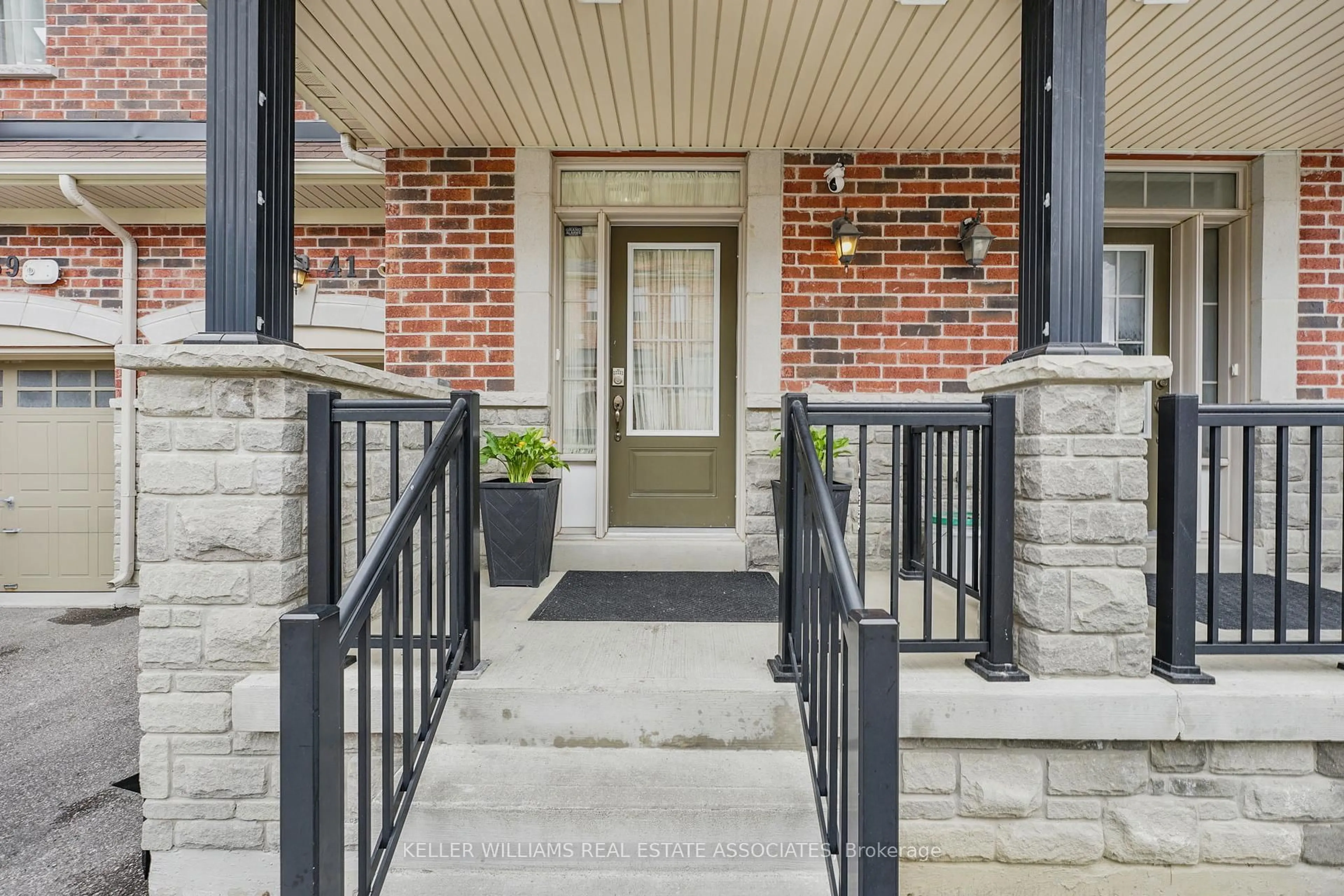 Indoor entryway for 41 Mazarine Lane, Richmond Hill Ontario L4S 0G2