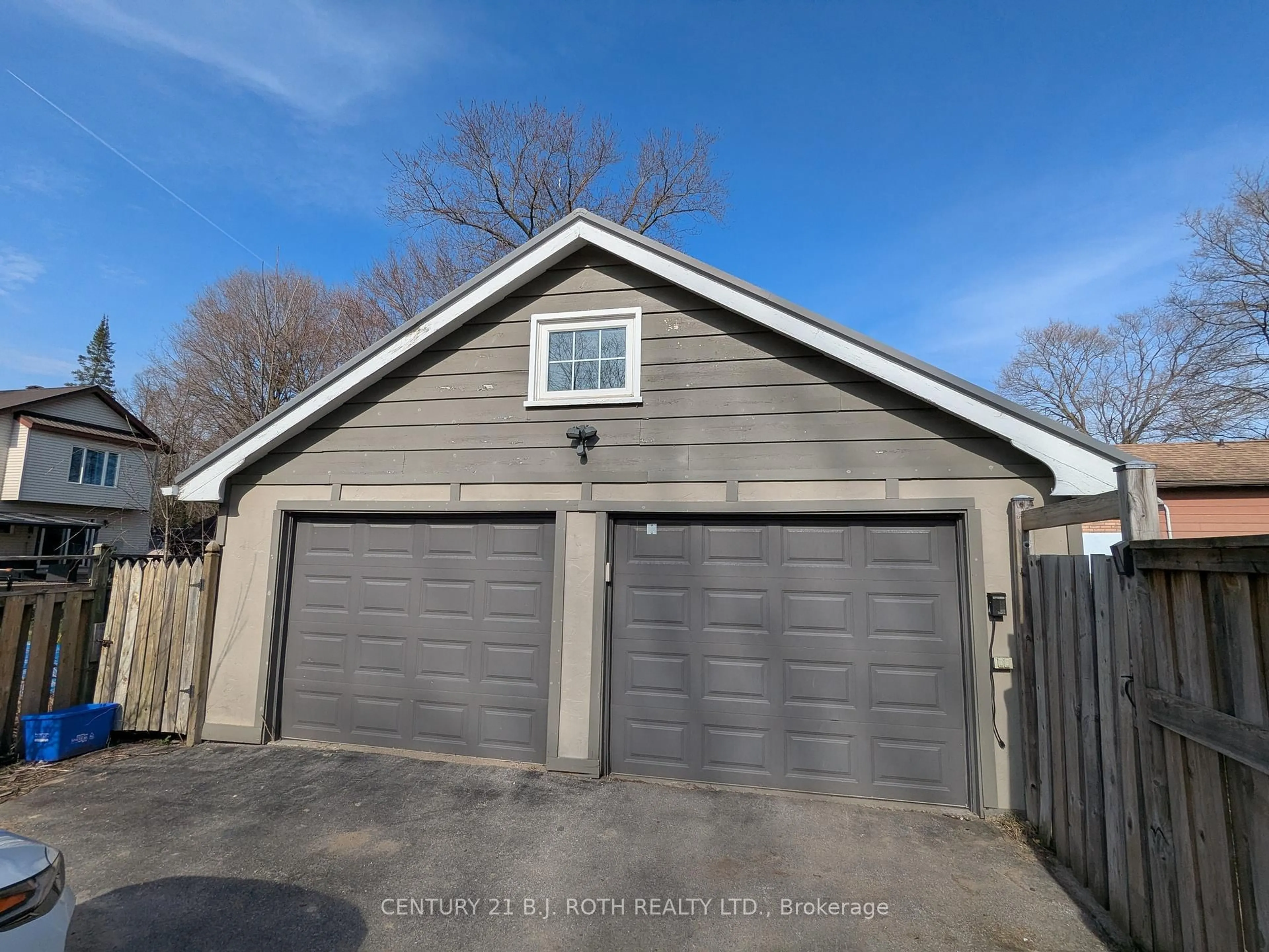 Indoor garage for 2709 25 Sdrd, Innisfil Ontario L9S 3T1